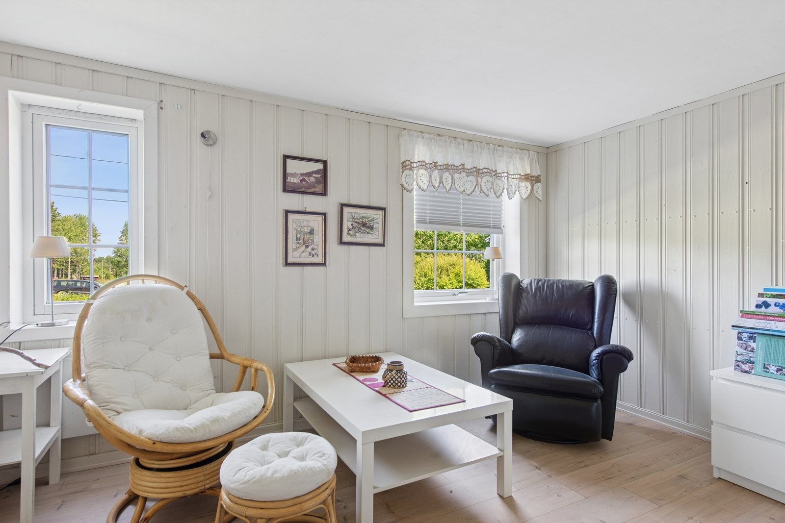 Sittegruppe. Galleribilde