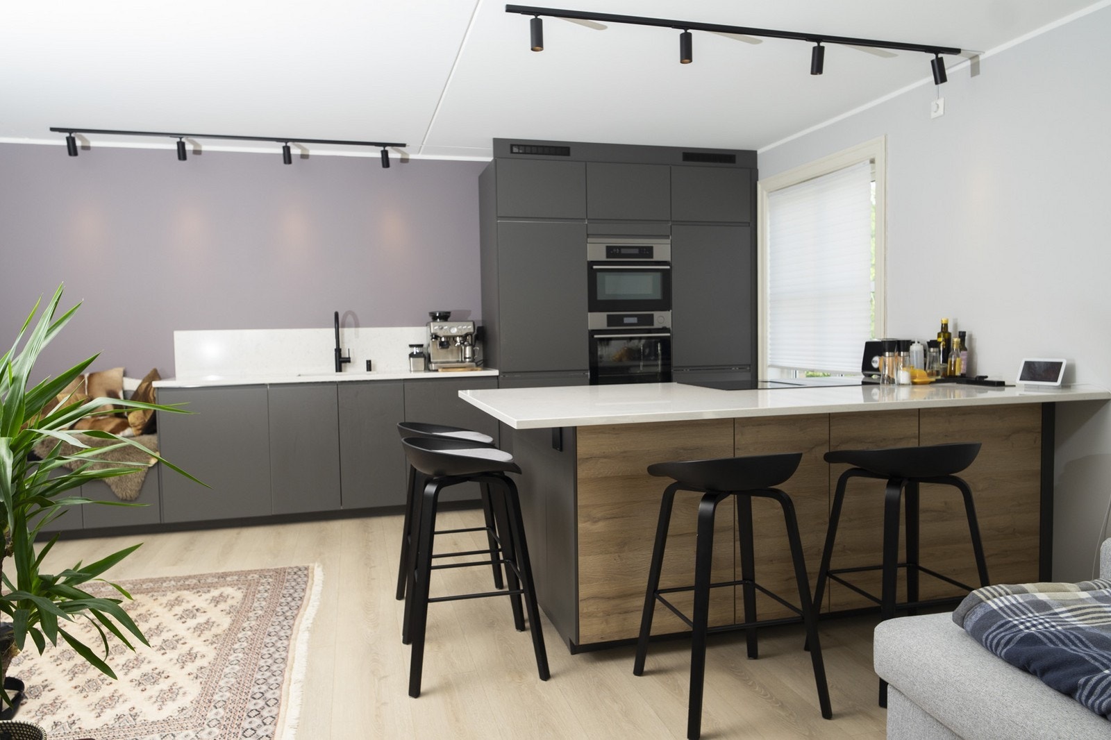 Flott kjøkken med mye benkeplass Galleribilde