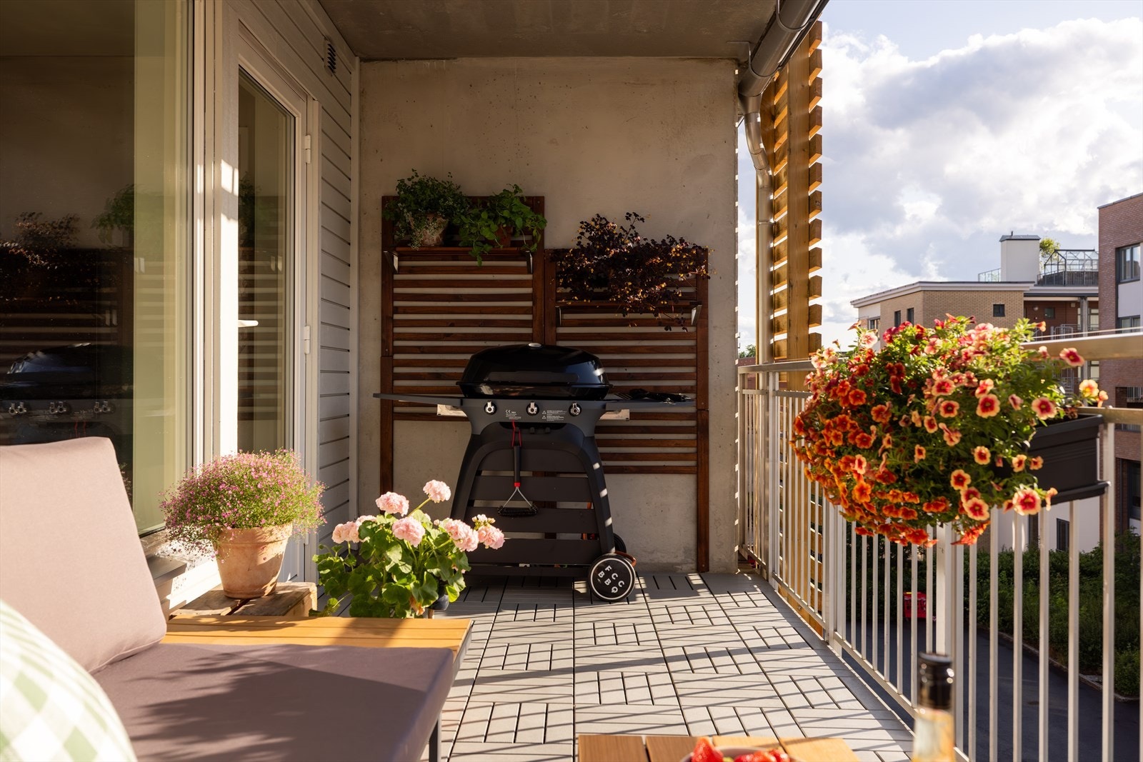 På balkongen kan du nyte ettermiddagssol og innrede med sittegruppe, planter og grill. Galleribilde
