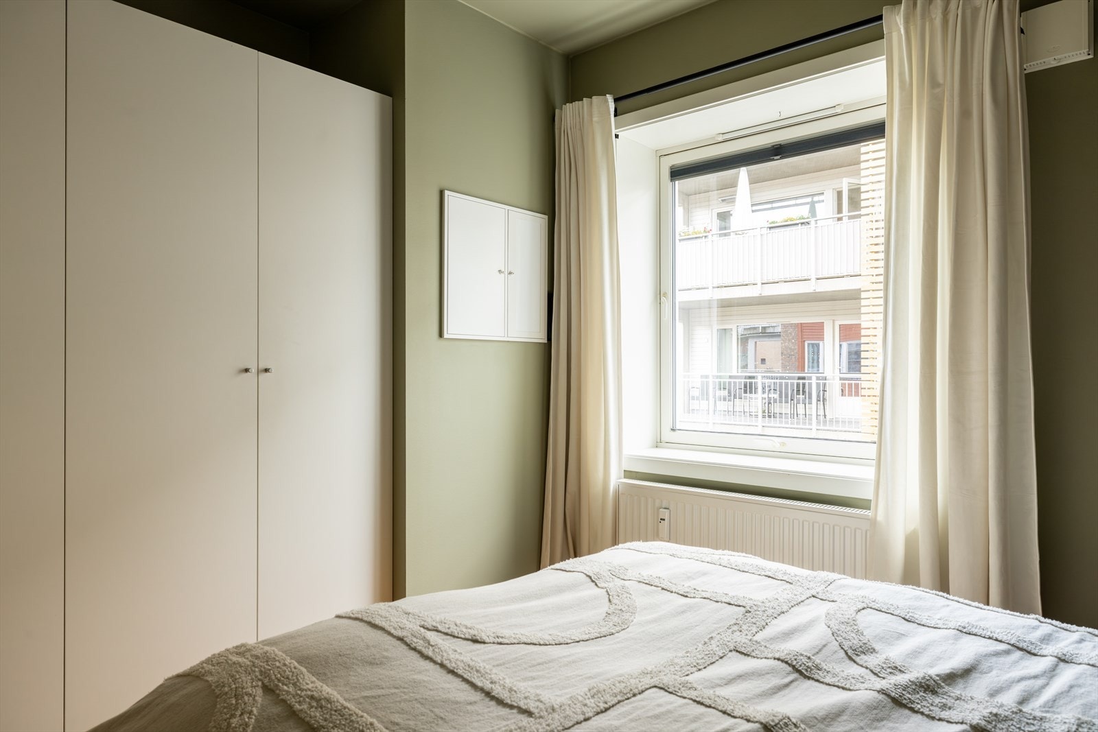 Soverommet kan enkelt innredes med dobbeltseng og nattbord på hver side. Rommet har et stort garderobeskap for maksimal oppbevaring. Galleribilde