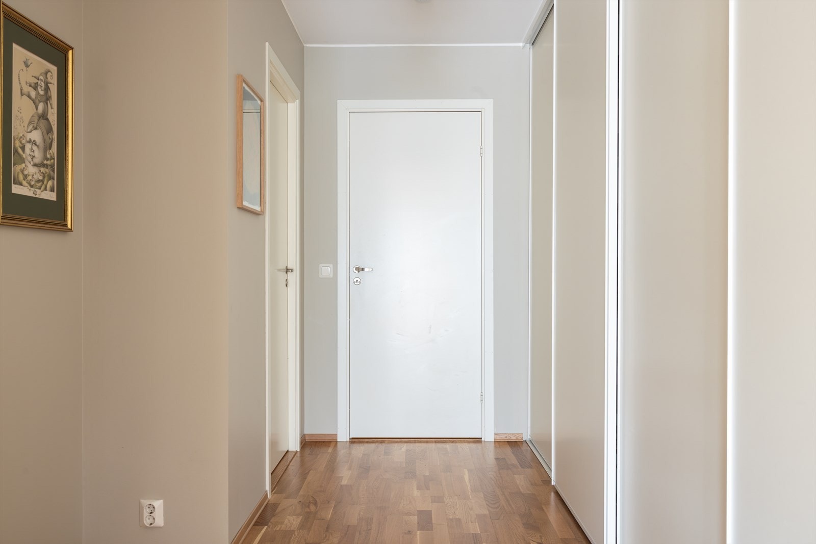 Det er god plass til lagring i den romslige skyvedørsgarderoben i gangen Galleribilde