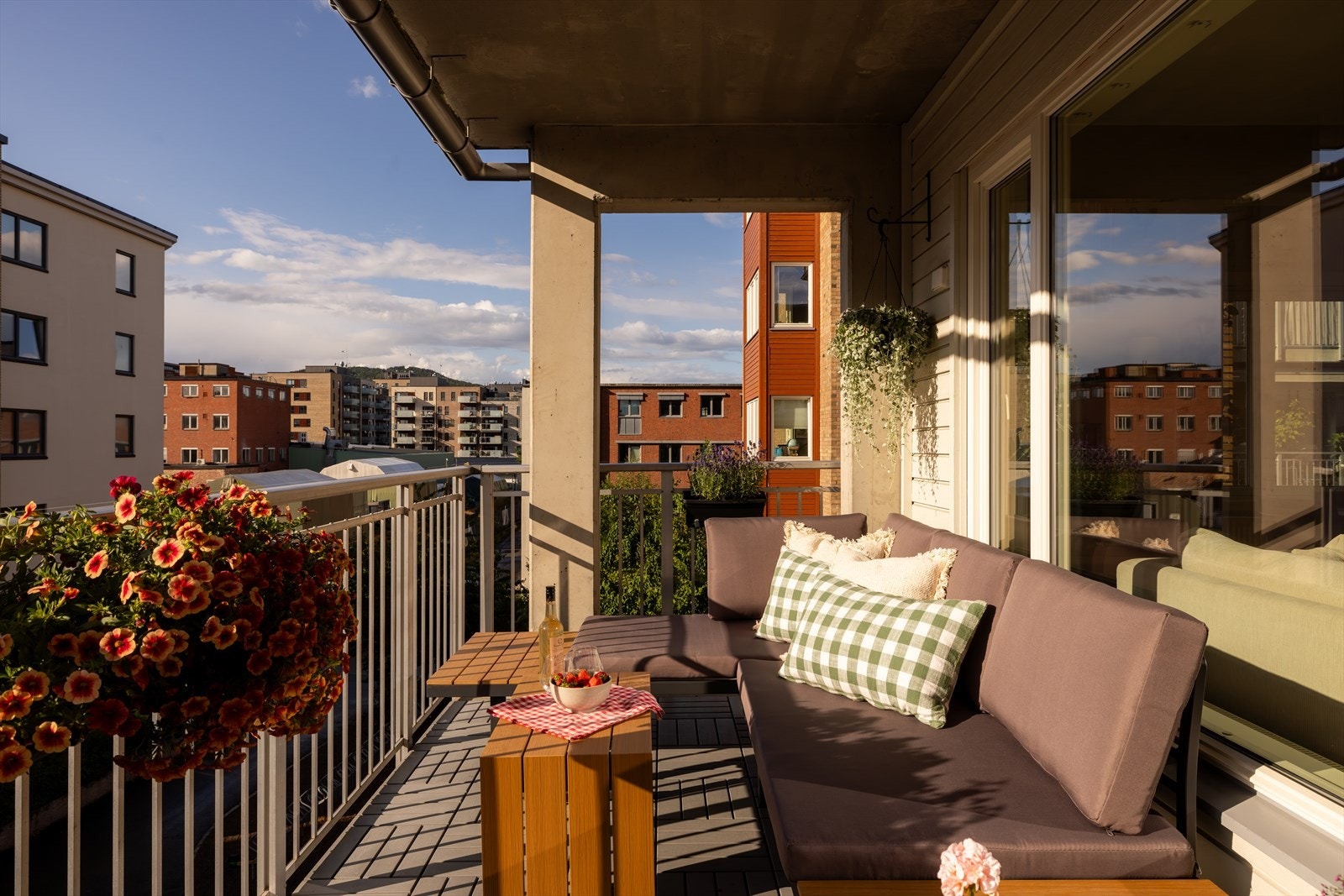 Flott balkong på ca. 10 kvm som vender mot nordvest og ut mot rolige omgivelser. Galleribilde