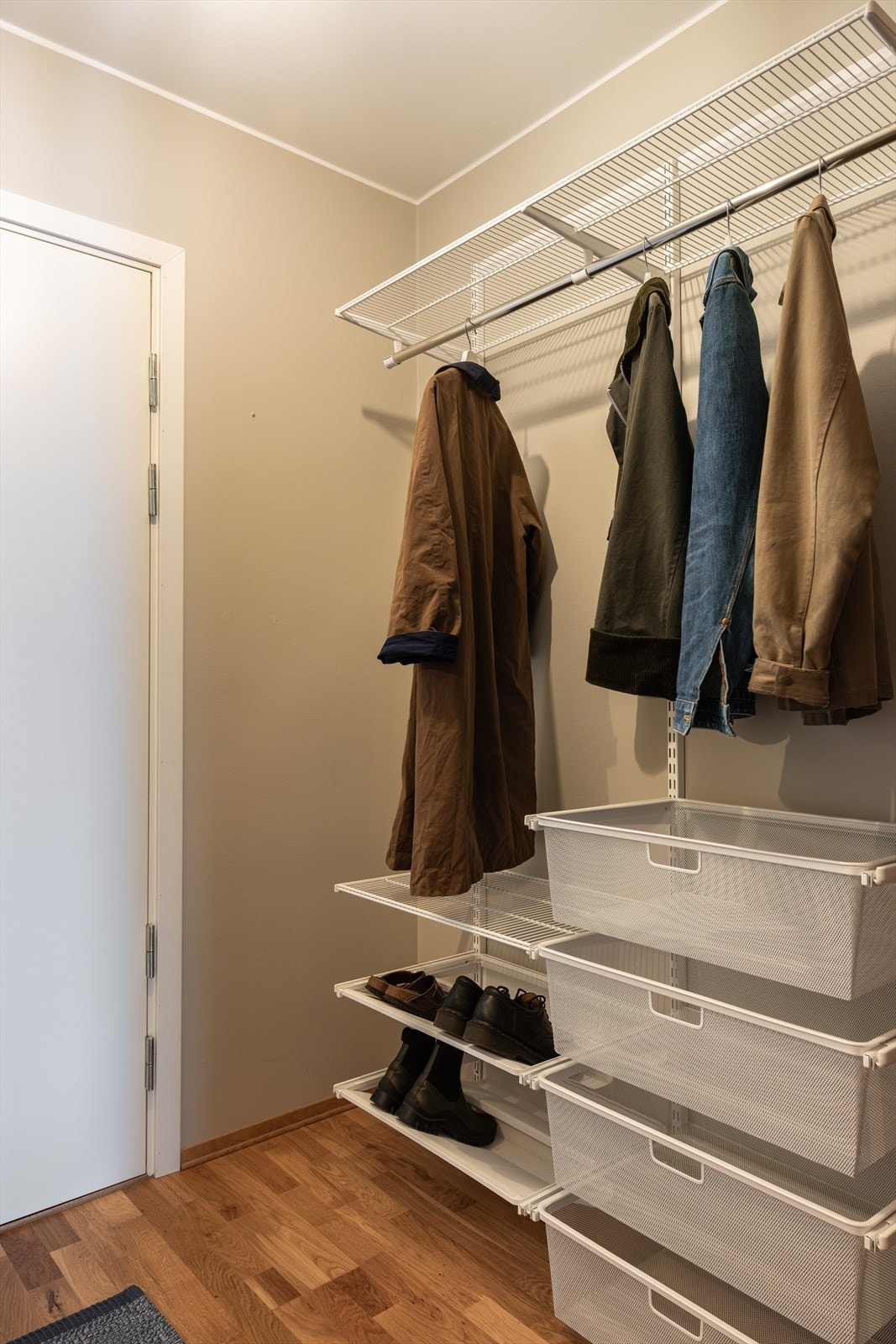 Rikelig med plass til å henge av seg yttertøy Galleribilde