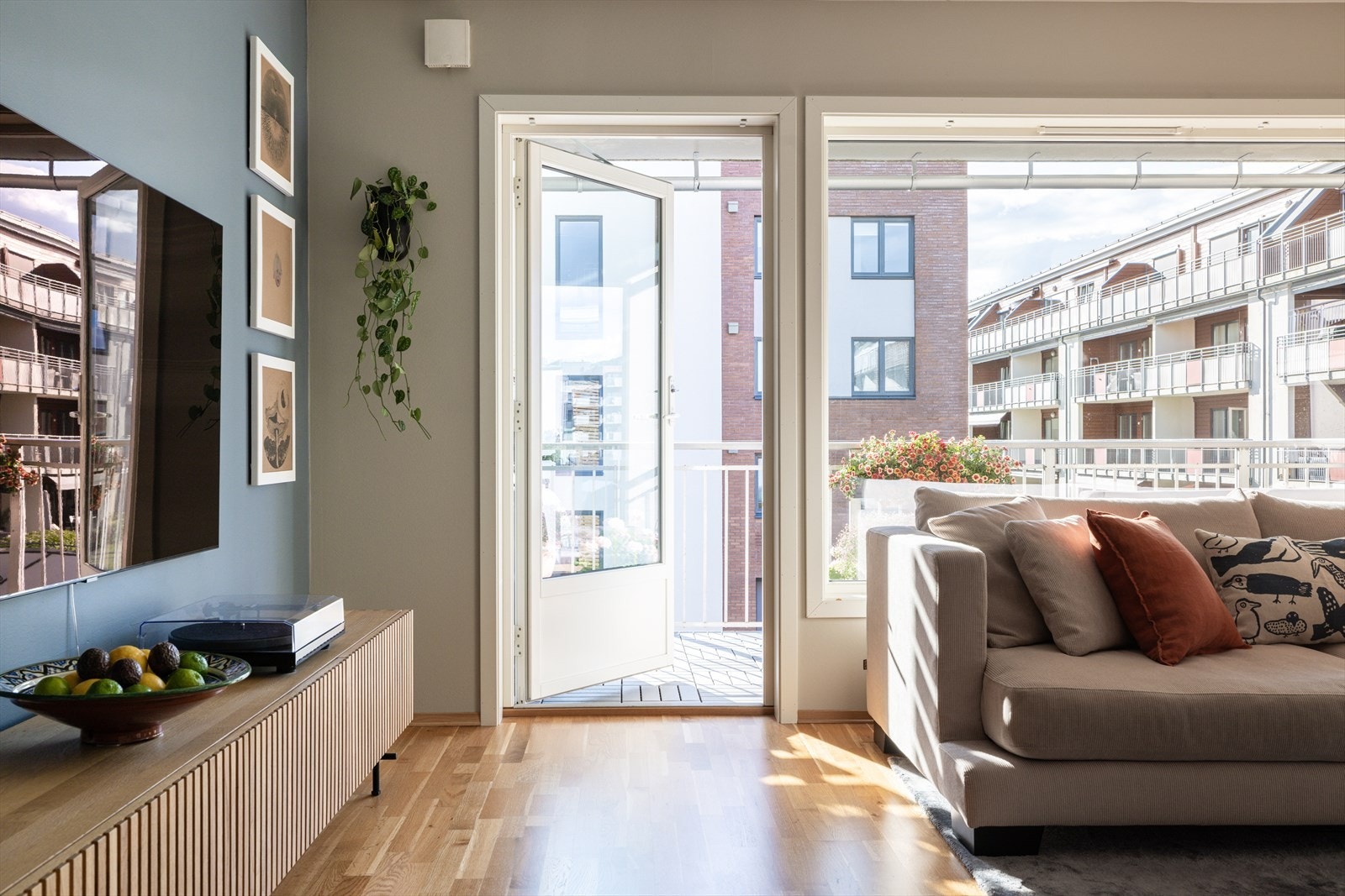 Fra stuen er det direkte utgang til en hyggelig balkong. Galleribilde