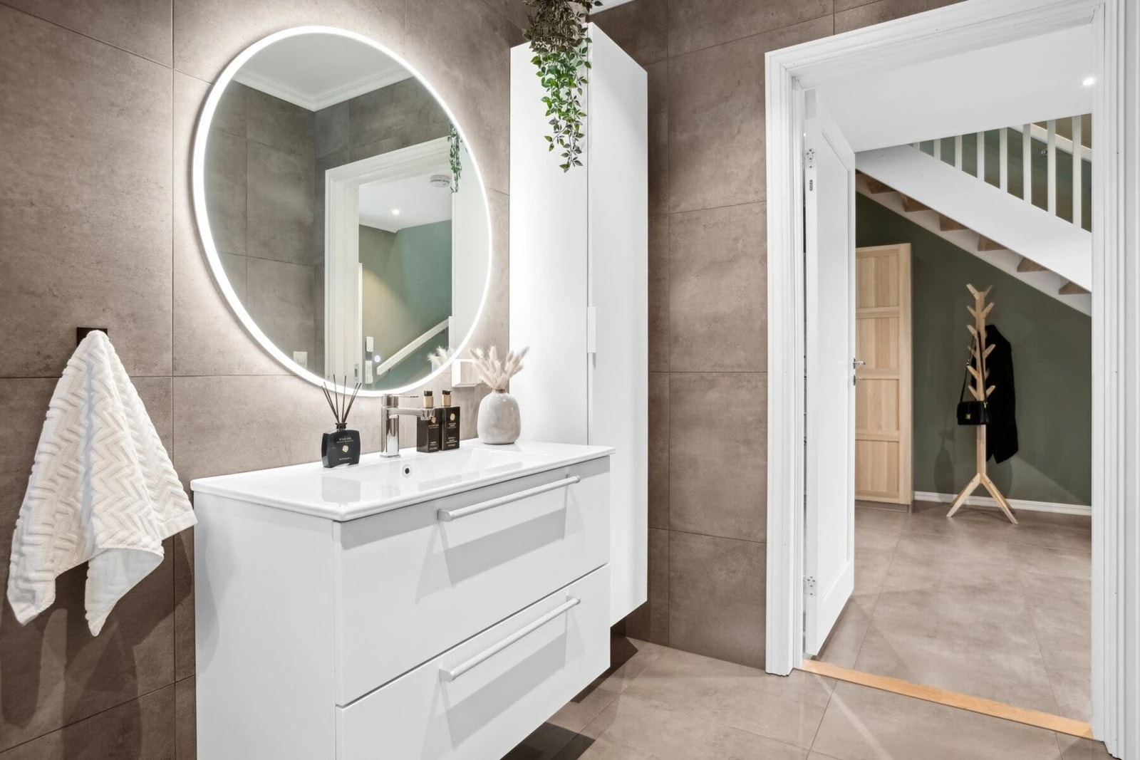 Boligen har to delikate baderom, begge med et moderne uttrykk. Galleribilde