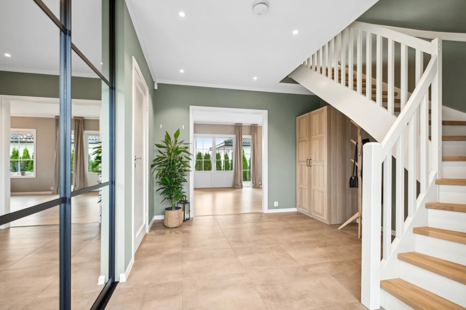 Entrèen er utstyrt med blant annet en dobbel skyvedørsgarderoben med speilfronter som gir gode oppbevaringsmuligheter til ytterklær og sko. Galleribilde