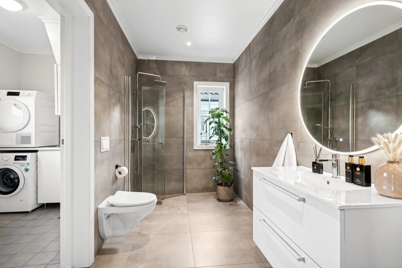 Flislagt baderom i første etasje med direkte inngang til separert vaskerom. Galleribilde