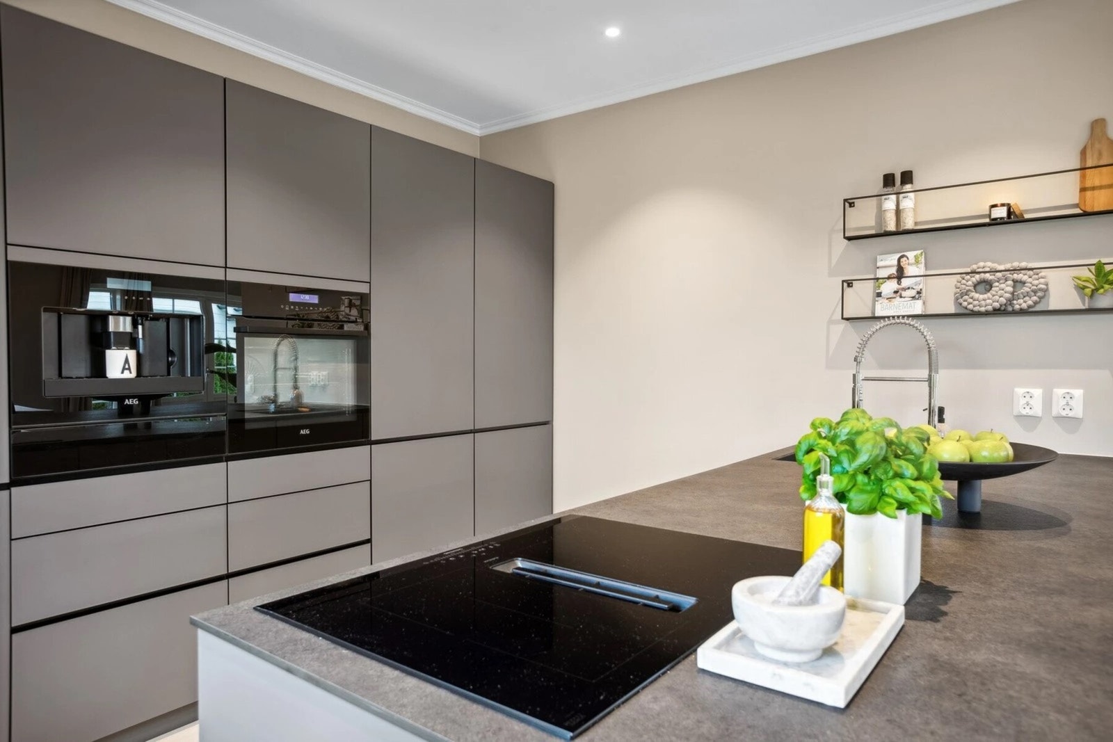 Benkeplaten har en induksjonstopp med integrert ventilator med kullfilter Galleribilde