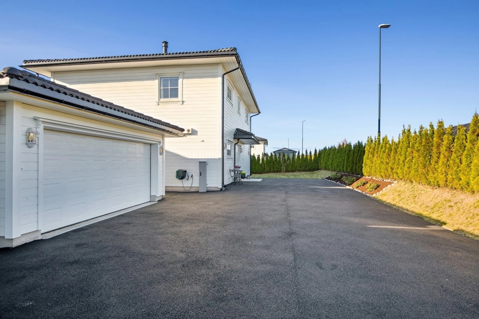 Boligen har en svært god beliggenhet i et meget barnevennlig boligområde på Ekornrud, like utenfor Jessheim sentrum i Ullensaker kommune. Galleribilde