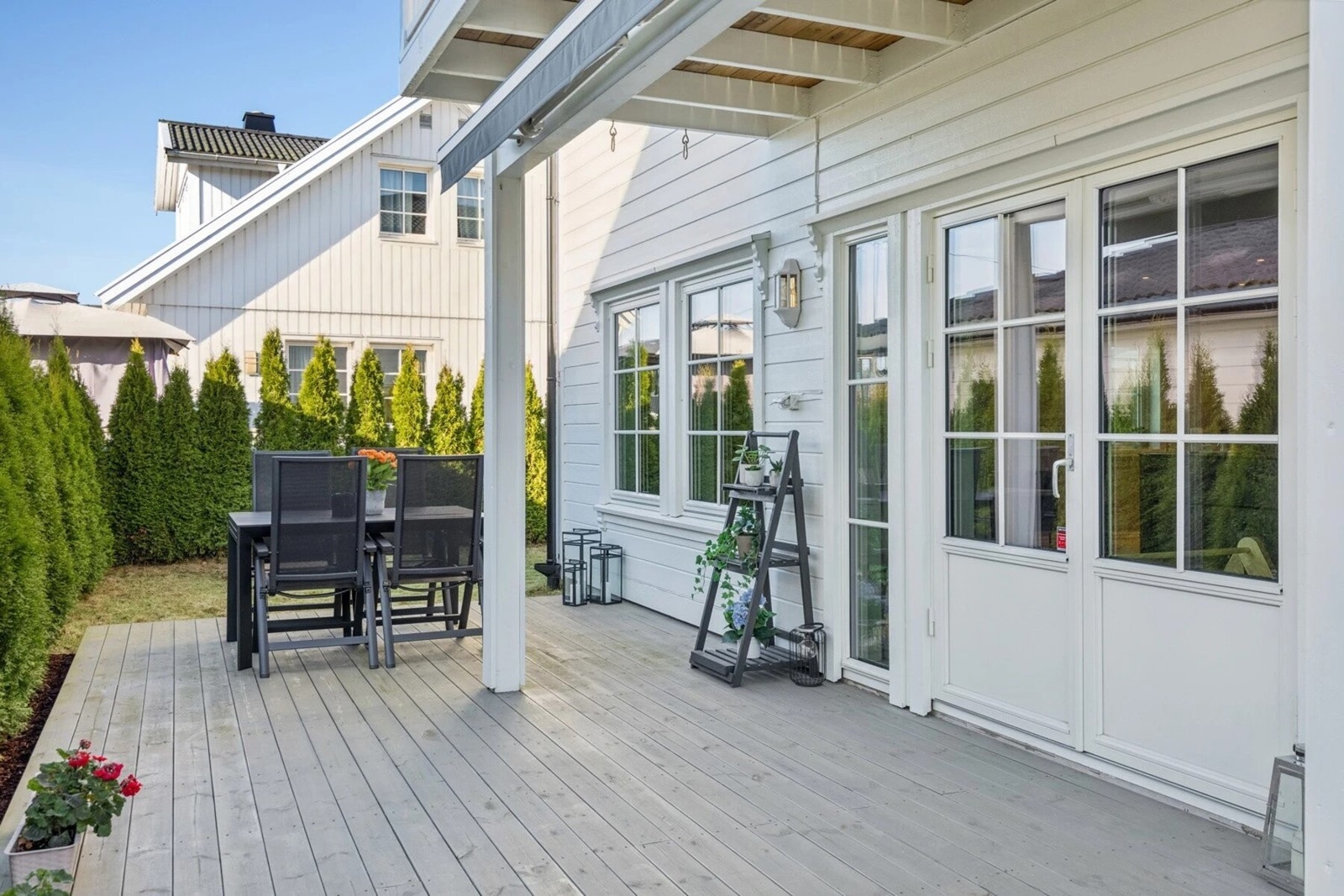 Her er det god plass til ønsket utemøblement. Galleribilde