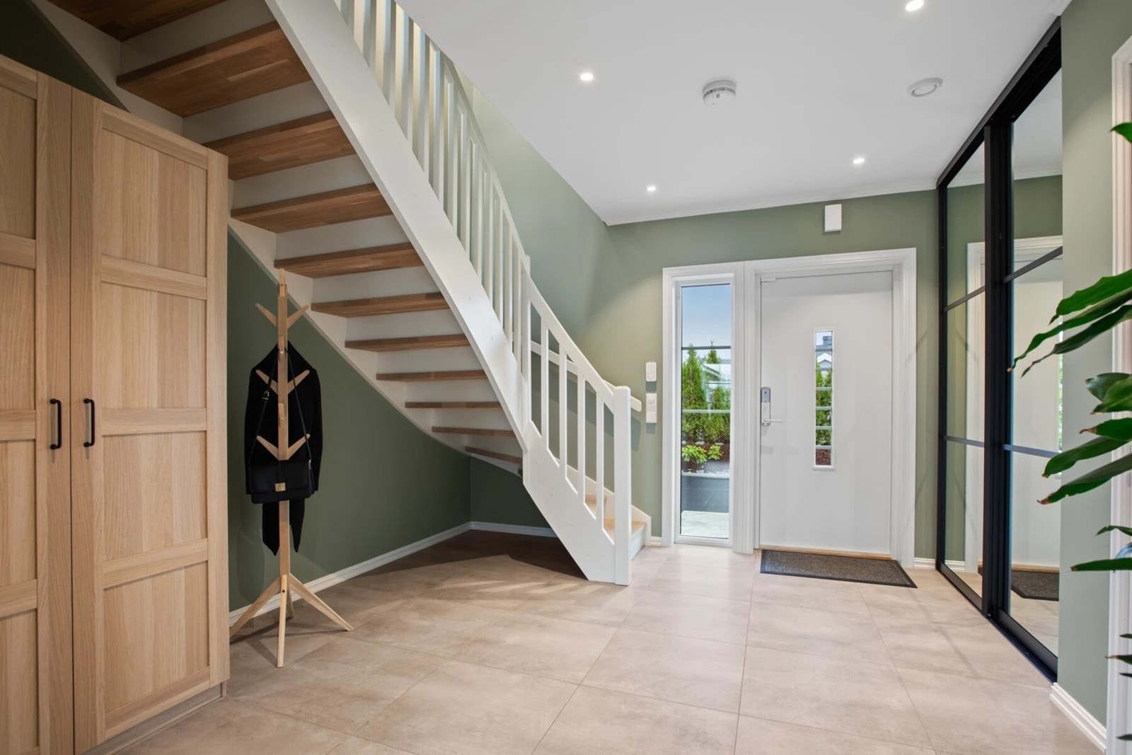 Boligen ønsker velkommen med en svært romslig og innbydende entré. Galleribilde