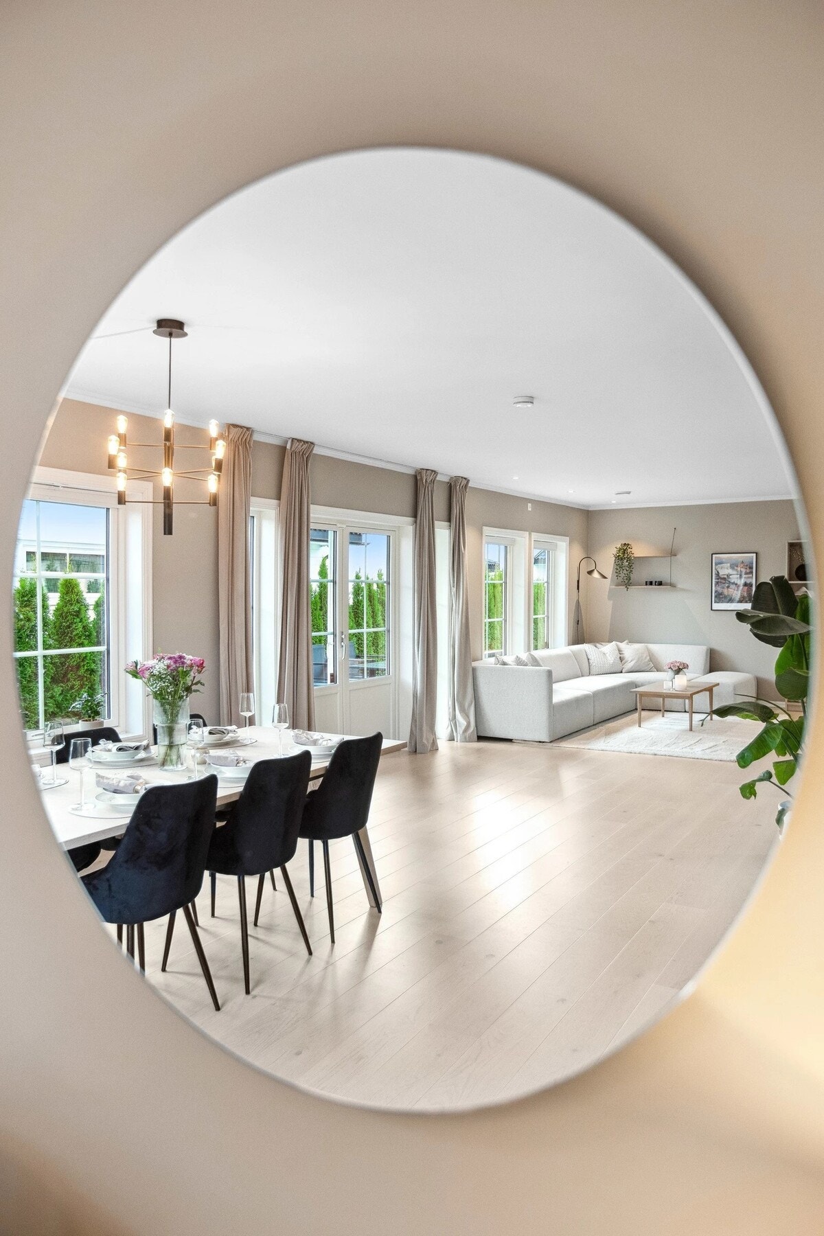 Denne flotte eneboligen byr på gjennomgående høy standard og smarte, funksjonelle løsninger som gjør hverdagen enklere for hele familien. Galleribilde