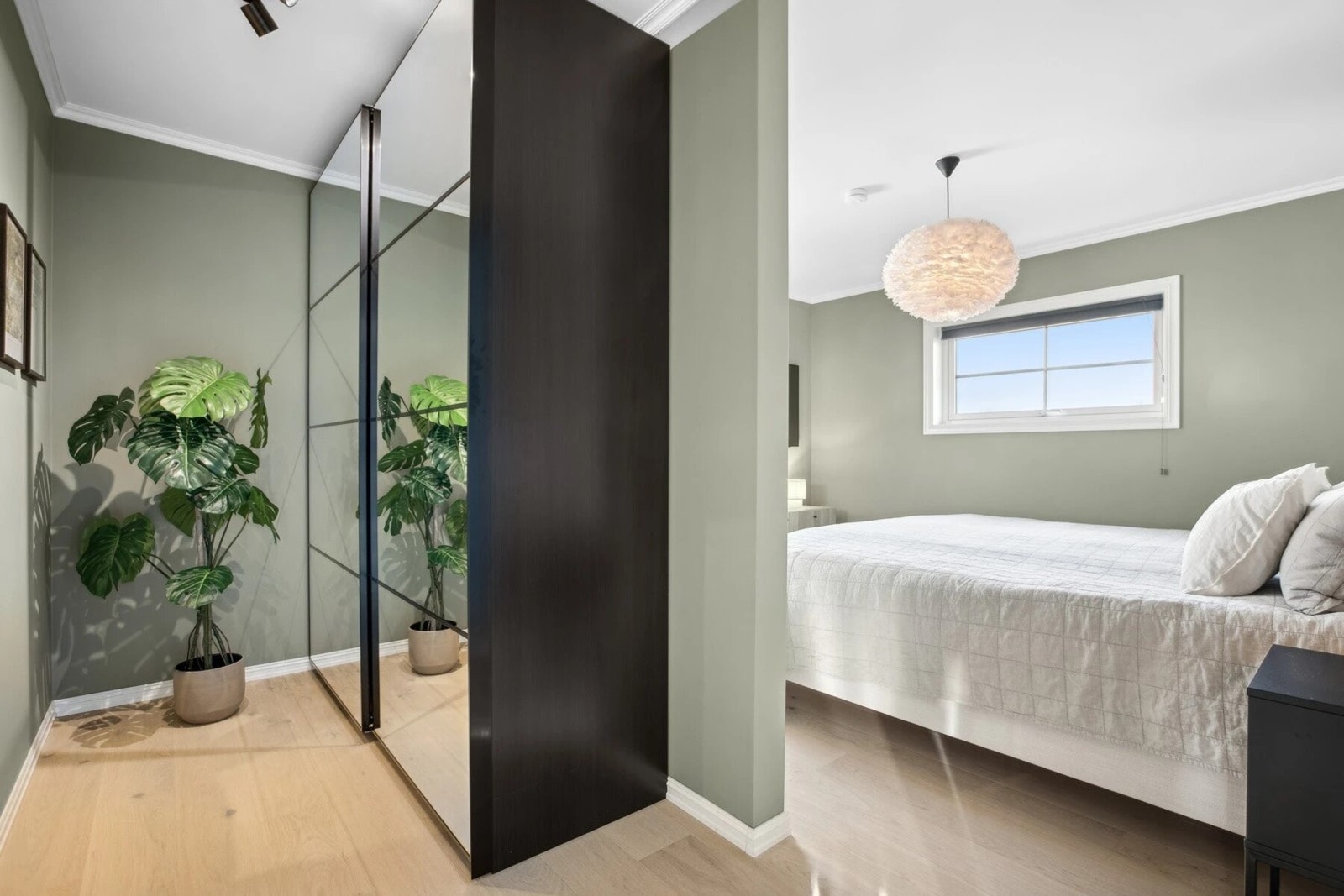 Hovedsoverommet har en praktisk walk-in løsning med skillevegg og skyvedørsgarderobe med speilfronter. Galleribilde