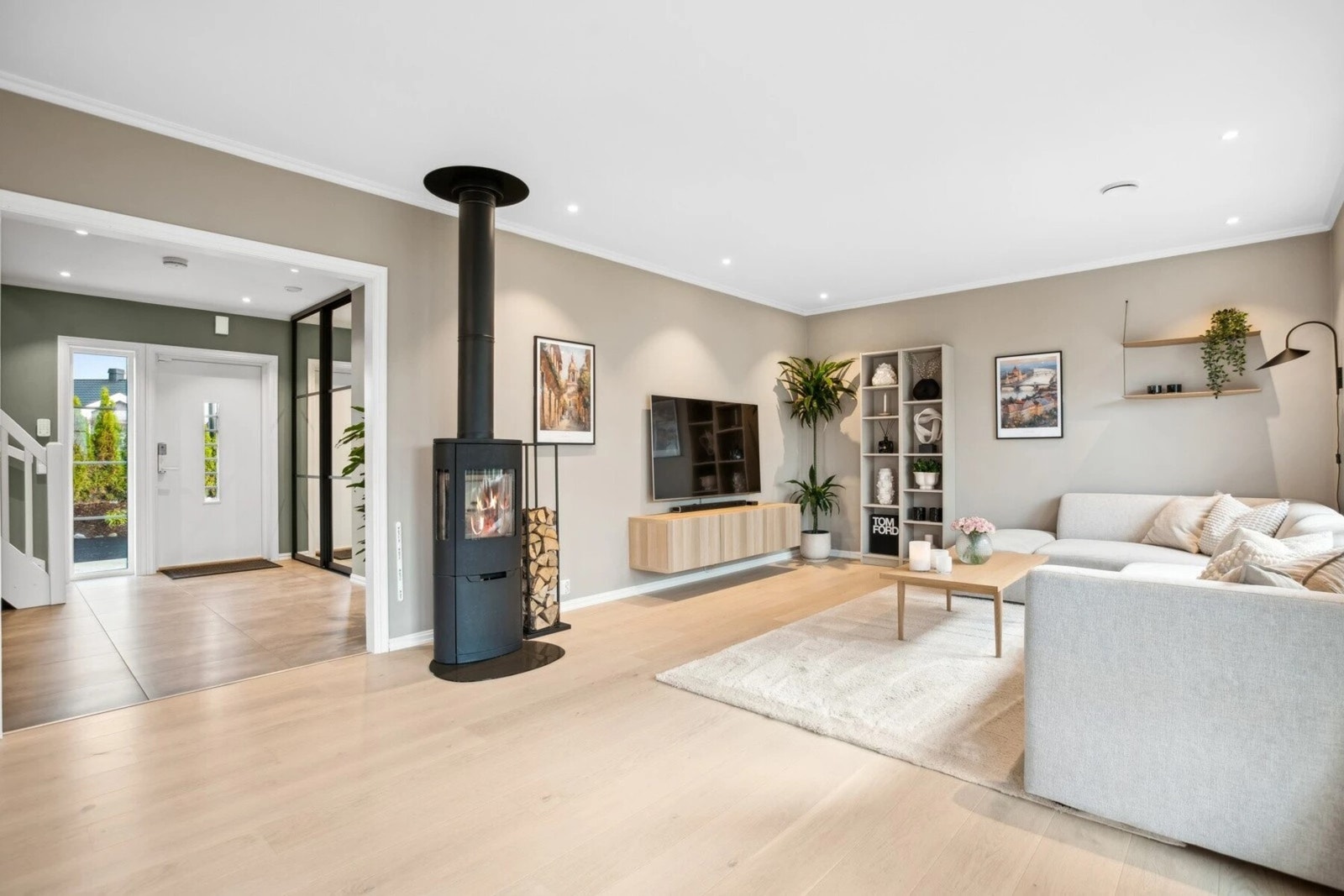 Hovedstuen i første etasje er svært innbydende med tidsriktig fargevalg som fremhever boligens stilrene preg. Galleribilde