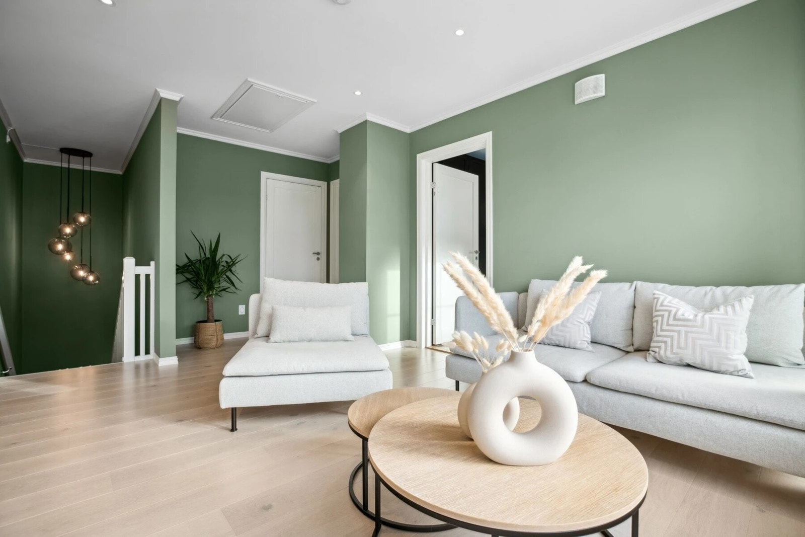 I andre etasjen av boligen finner du en herlig loftstue. Dette rommet har god plass til en sofagruppe og gir familien et ekstra fellesområde. Galleribilde