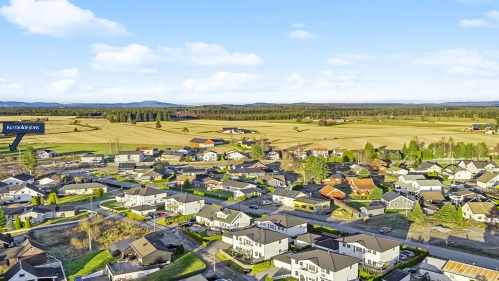 Boligen har en fantastisk beliggenhet med kort avstand til "alt" en trenger i hverdagen. Galleribilde