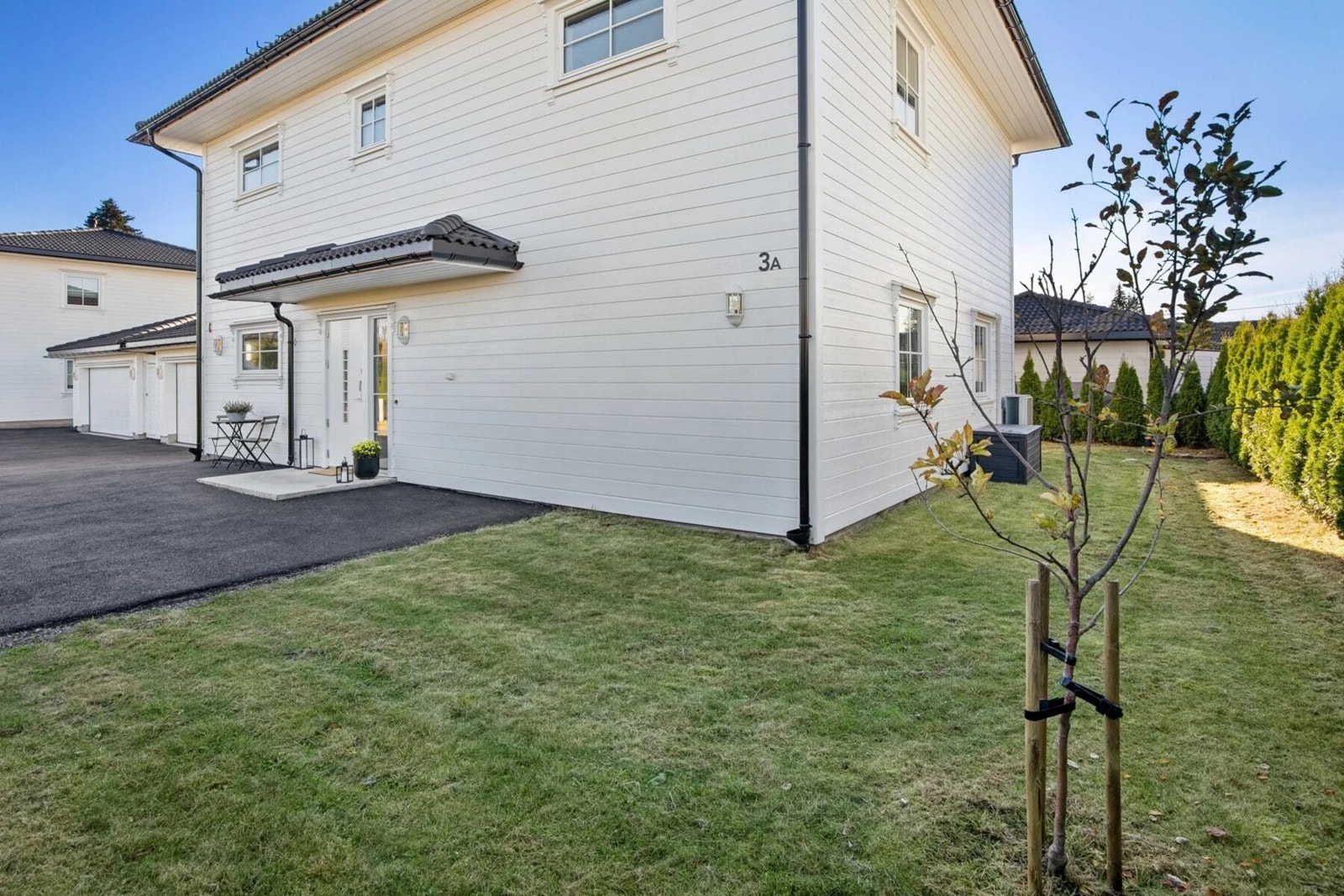 Boligen har flotte uteområder bestående av gressplen og terrasse. Galleribilde