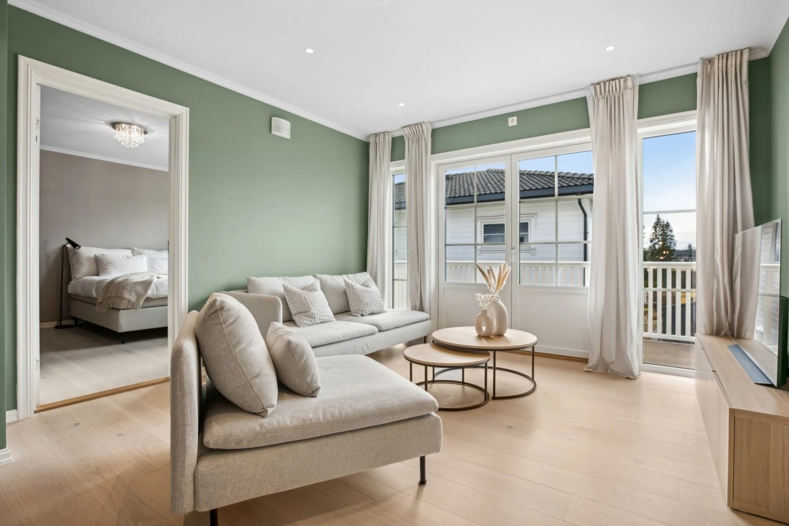 Fra loftstuen er det utgang til flott balkong. Galleribilde