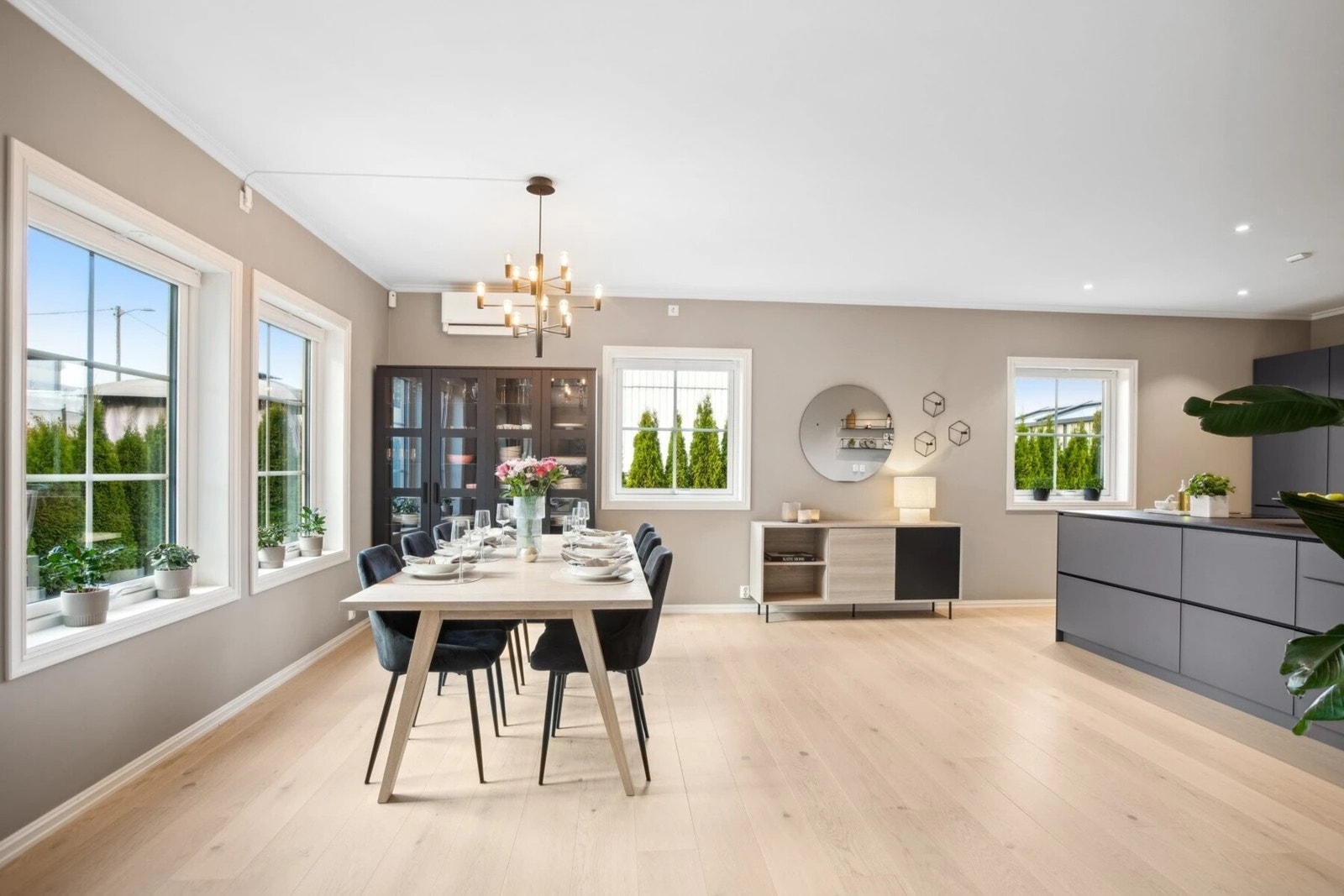 Boligen har en åpen vinkel løsning mellom stue og kjøkken som skaper en romslig atmostfære. Galleribilde