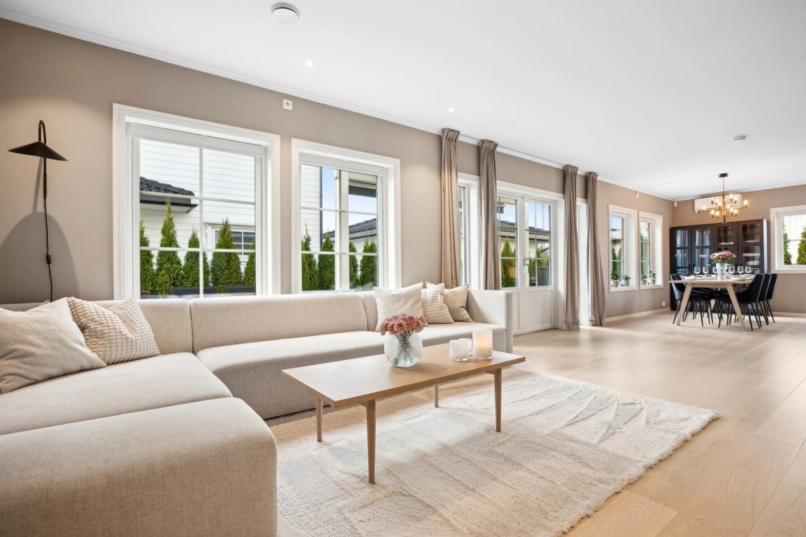 Fra stuen er det utgang til de herlige uteområdene. Galleribilde