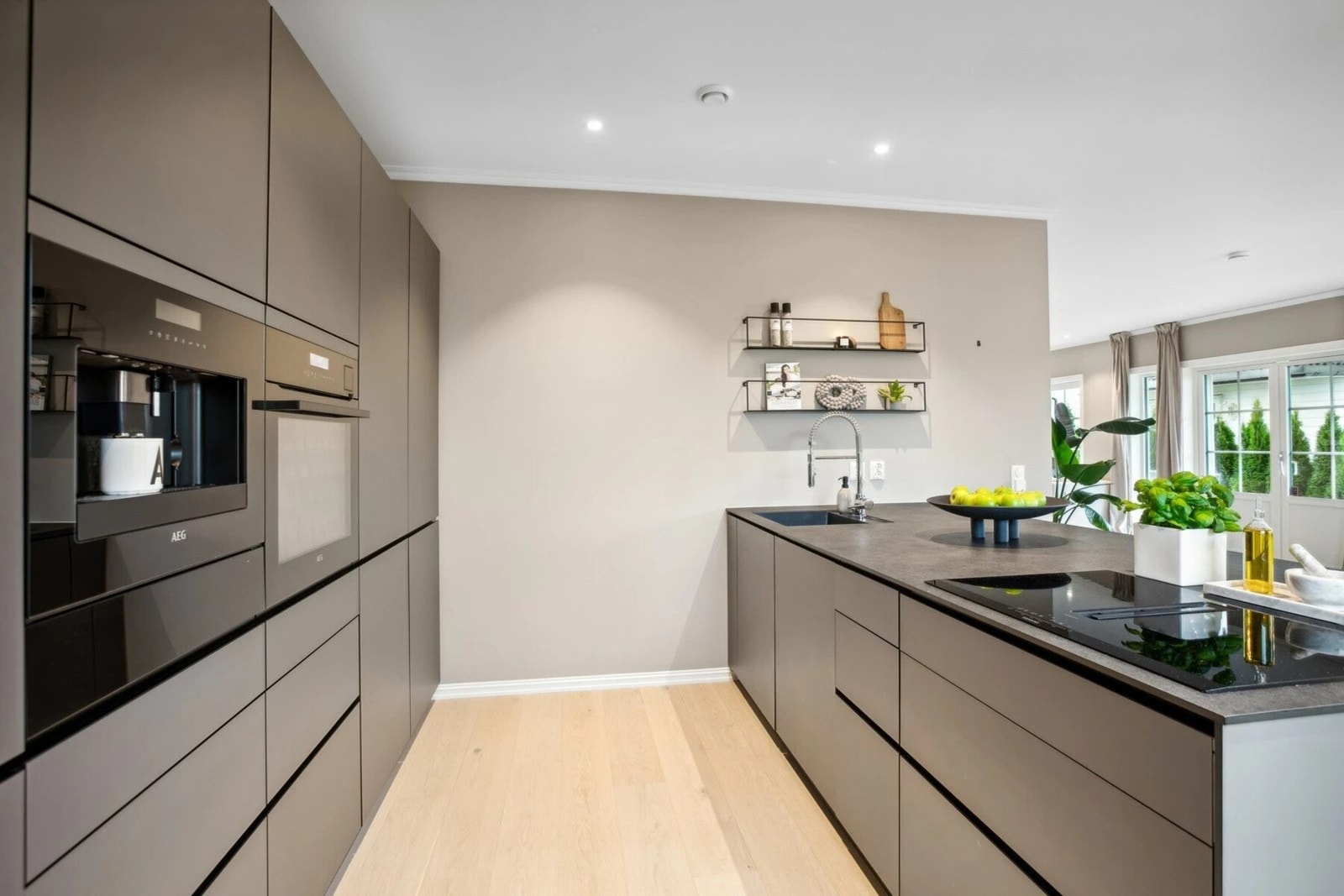 Kjøkkenet er utstyrt med integrerte hvitevarer, inkludert stekeovn, kaffemaskin, oppvaskmaskin og kjøleskap. Galleribilde