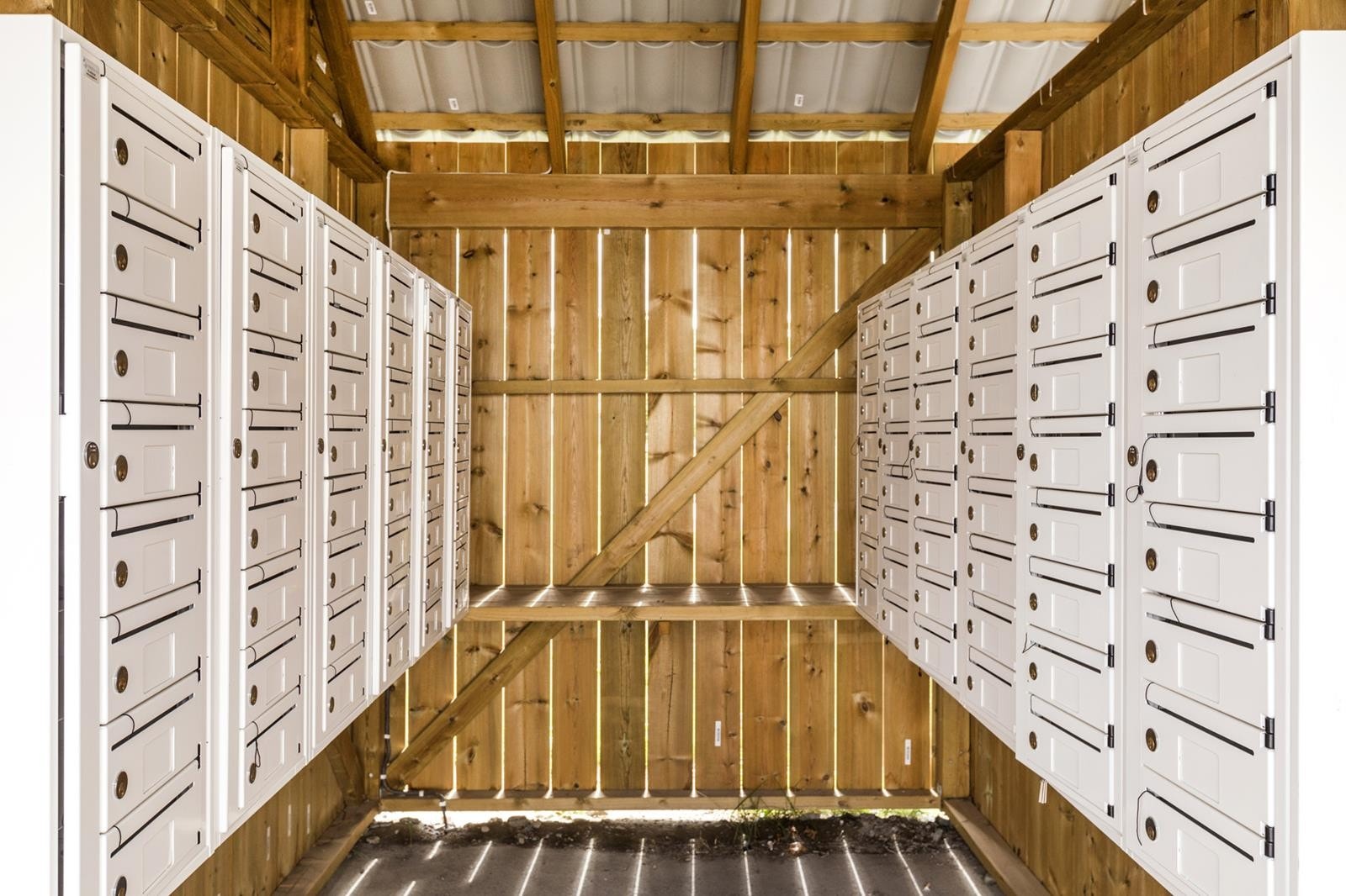 Postkasser i eget skur på gårdplassen Galleribilde