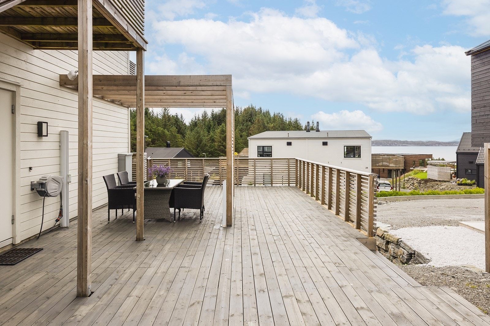 En strøken leilighet med høy standard, solrik terrasse og fast parkering i carport med elbil-lader Galleribilde