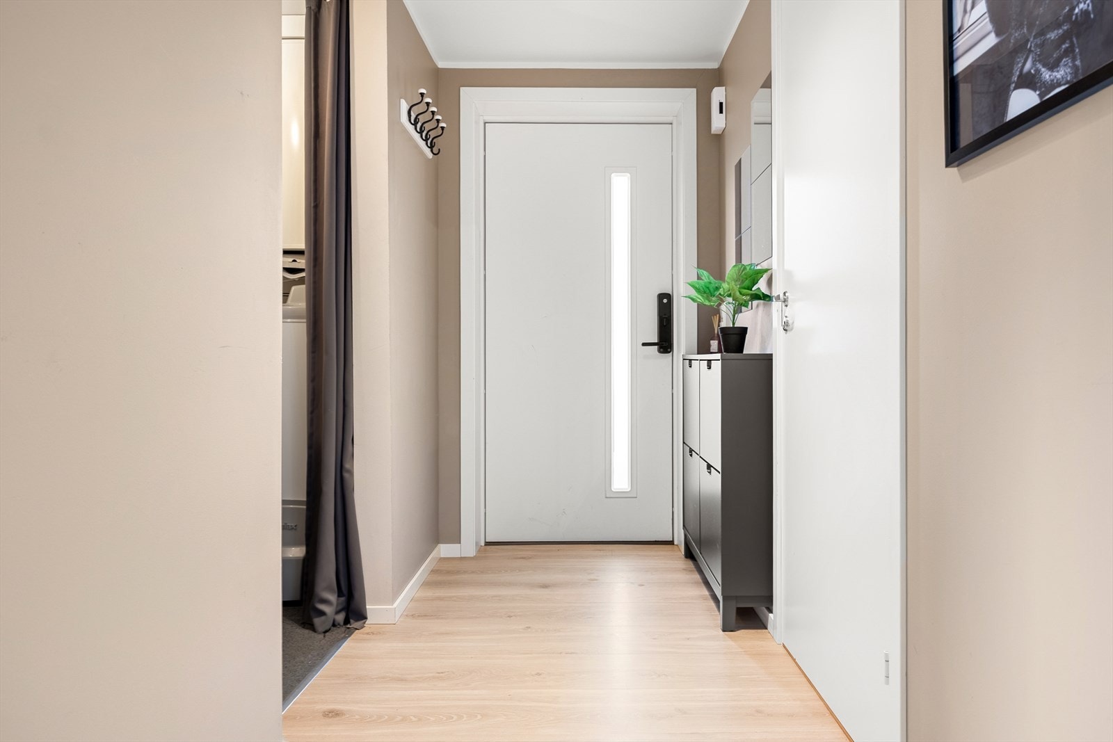 Velkommen inn i en lys og romslig gang, her er det god plass til å henge av seg yttertøy og sette fra seg sko Galleribilde