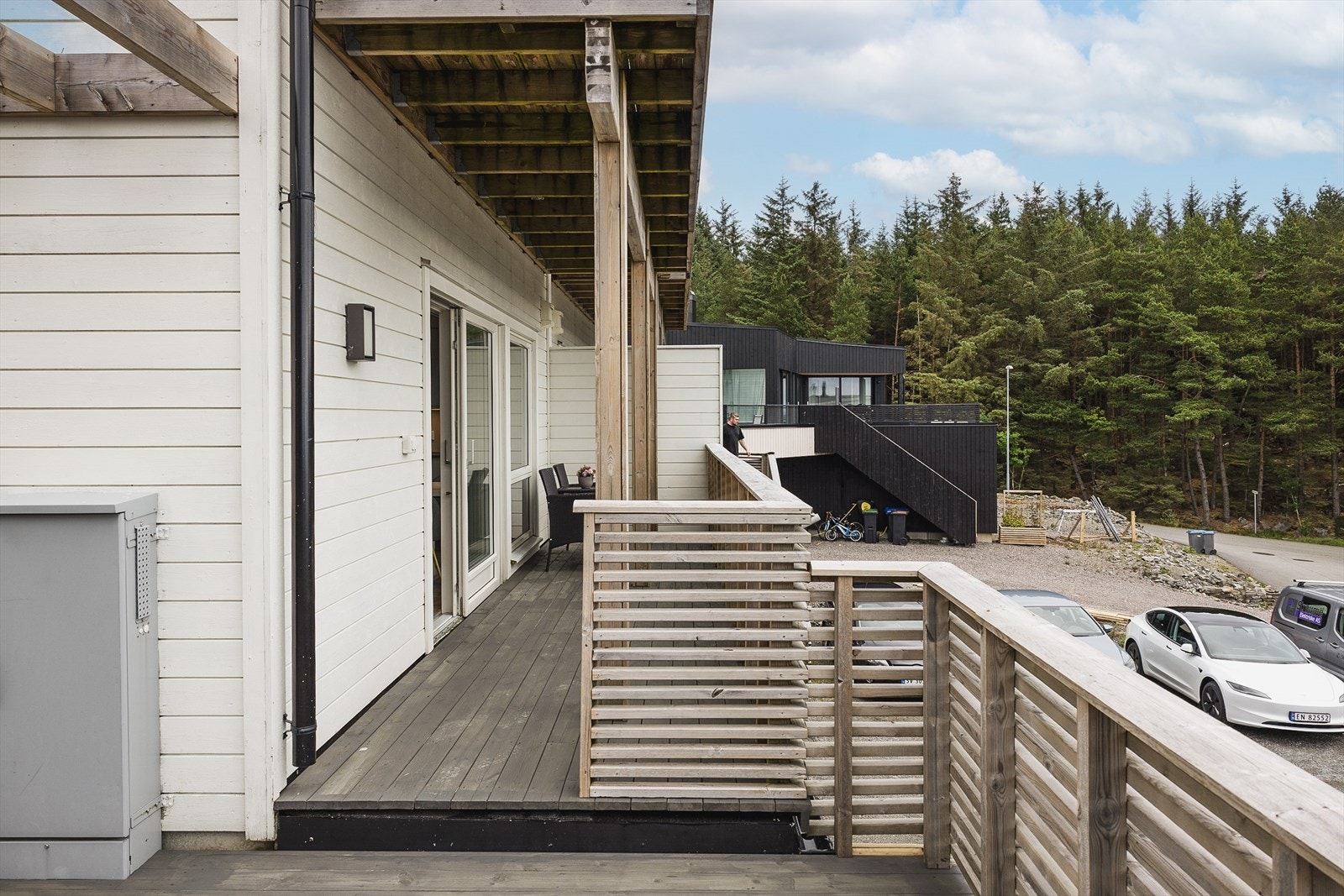 Terrasseplattingen strekker seg rundt boligen, så du kan flytte deg med solen Galleribilde