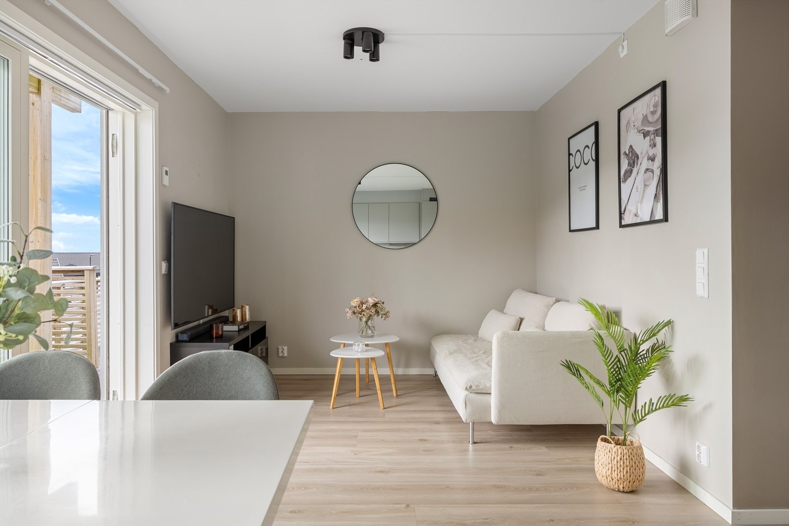 Velkommen inn i en lys og moderne stue, store vindusflater sørger for rikelig med naturlig lys Galleribilde