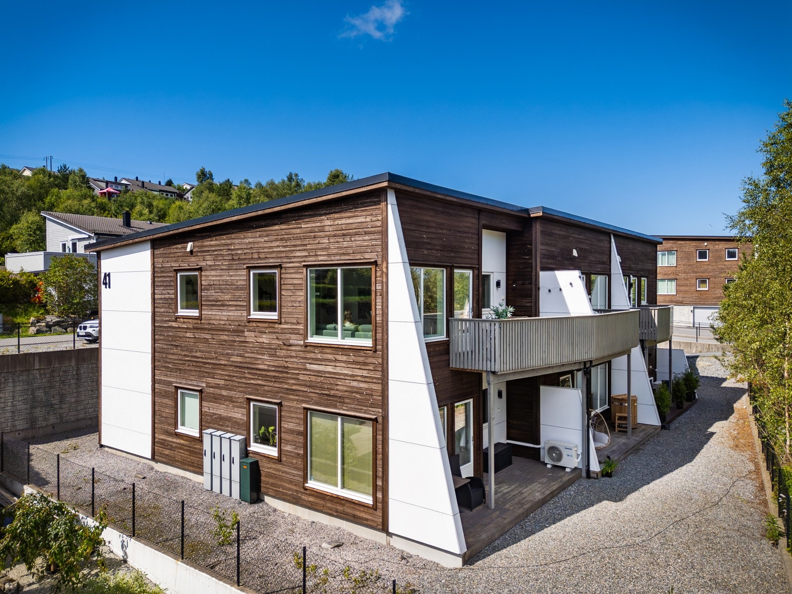 - Moderne 3-roms selveierleilighet fra 2019 med terrasse mot grøne omgivelser og fast parkeringplass med el-bil lader - Galleribilde