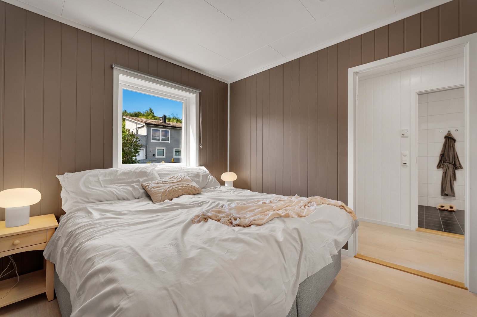 - Hovedsoverommet på 9,9 m² med en nydelig nymalt vegg fra 2025 i en dus og varm farge - Galleribilde