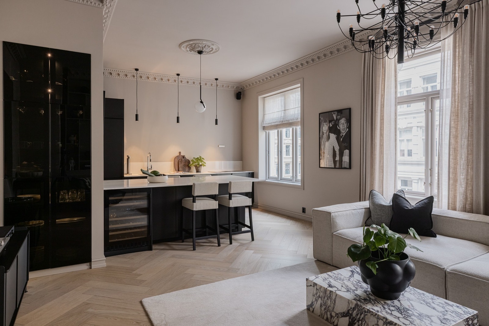 Hele leiligheten er totaloppusset mellom 2019 og 2021 med designmessig utførelse og et eksklusivt uttrykk. Ny fiskebensparkett og nymalte tak- og veggflater i 2024. Galleribilde