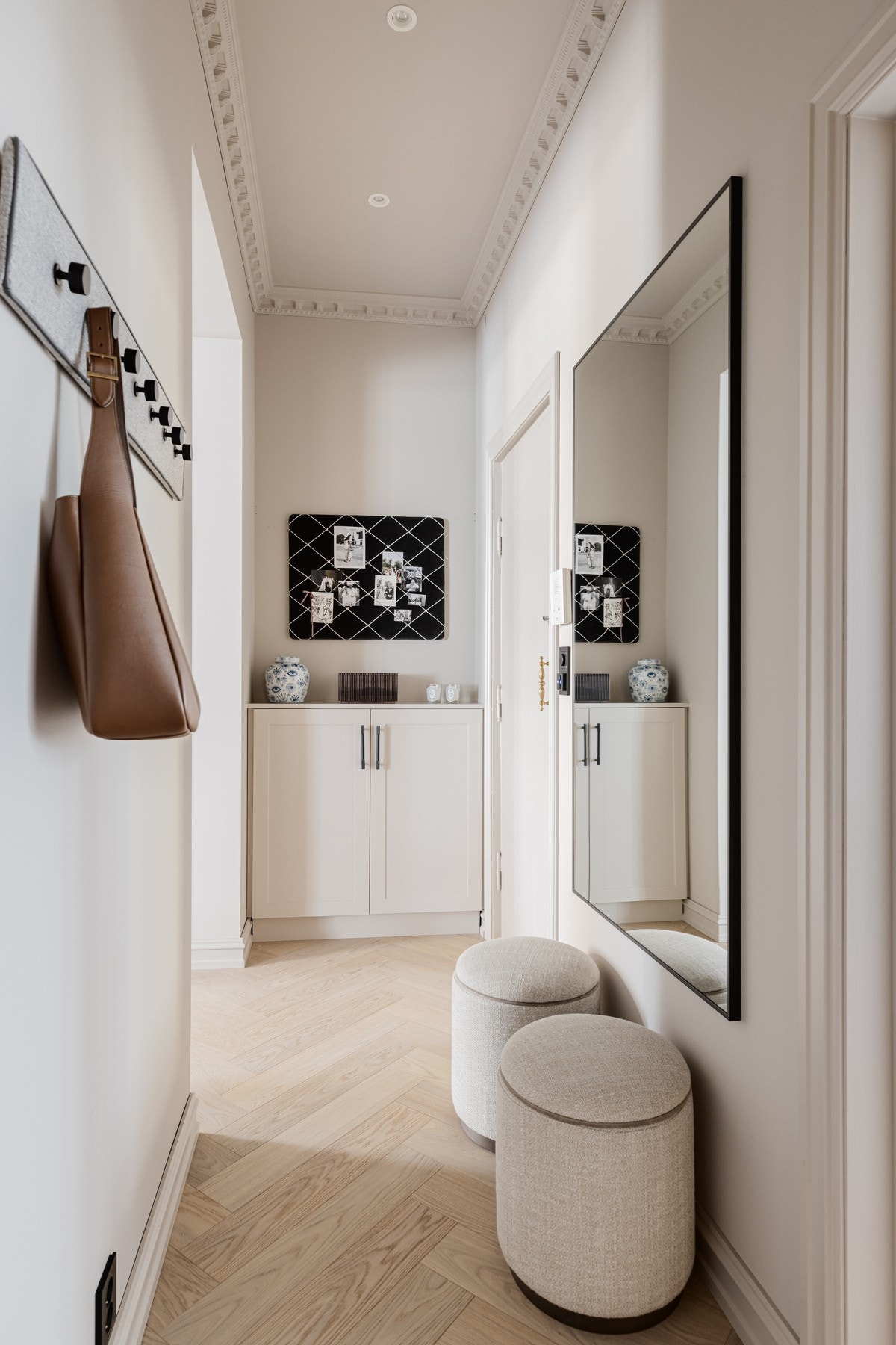 Klassisk Frognerentré med stukkatur i taket og innebygde, dimmbare spotter. Eksklusivt, snekkerbygget skap, malt i samme farge som veggen. Galleribilde