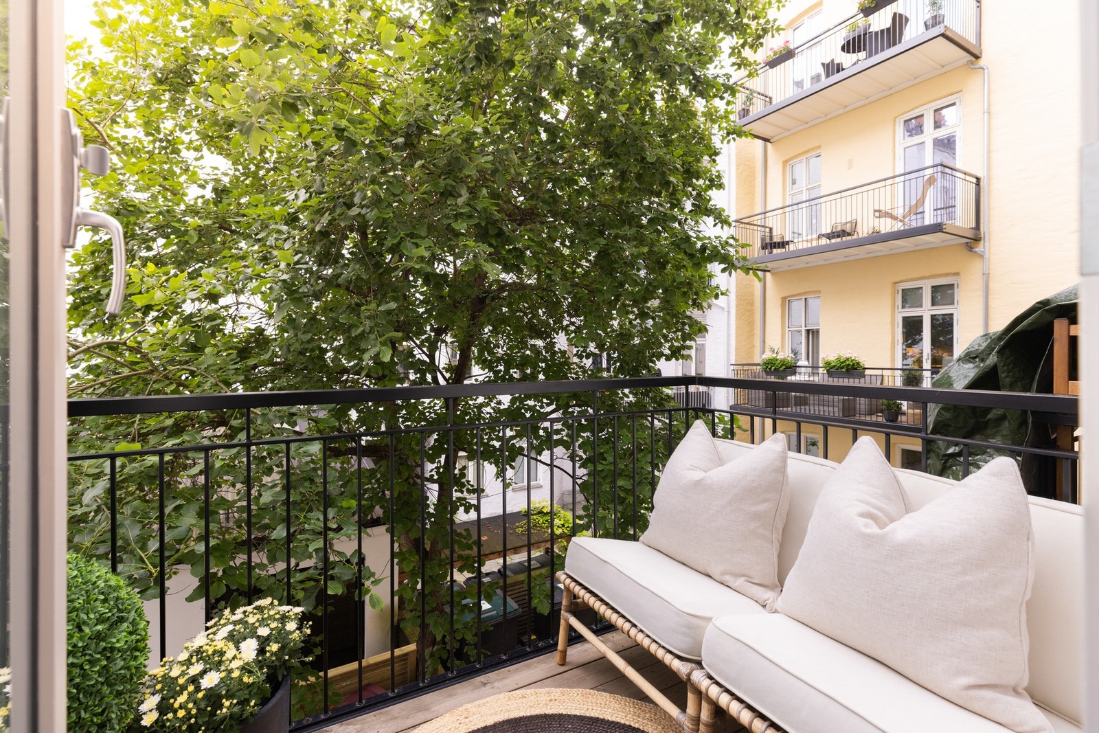 De vakre omgivelsene gjør balkongen til et fantastisk sted til å nyte sene sommerkvelder. Galleribilde