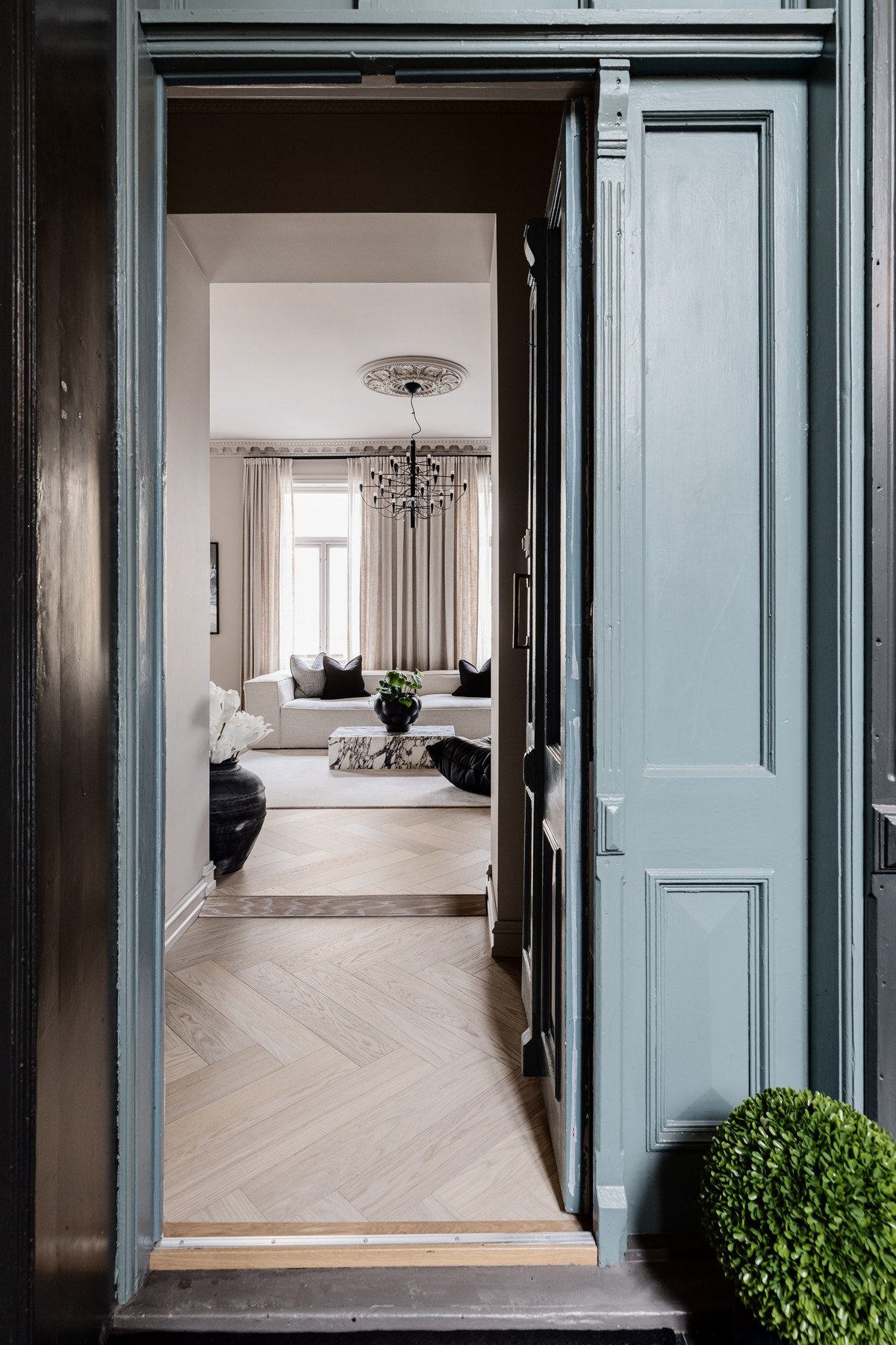 Klassisk frognergård med sjarmerende detaljer og hyggelig oppgang hvor gårdens klassiske preg er søkt opprettholdt. Galleribilde