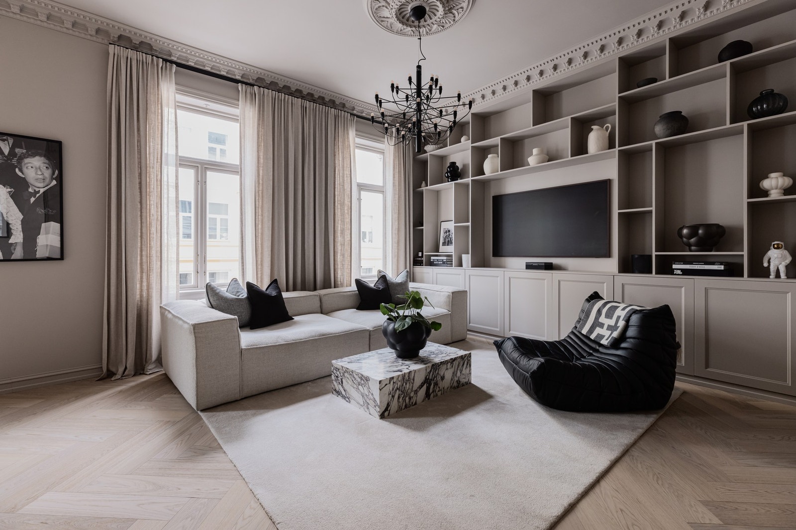 Eksklusivt parkettgulv i fiskebensmønster med gulvvarme i stue/kjøkken. Galleribilde