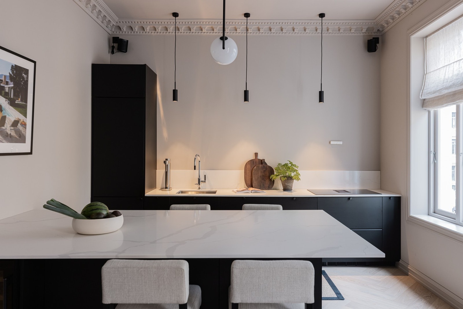 Det er nydelig stukkatur og rosett på kjøkkenet. Sammen med den luftige takhøyden på 3,2 meter gir dette rommet en svært god atmosfære. Galleribilde