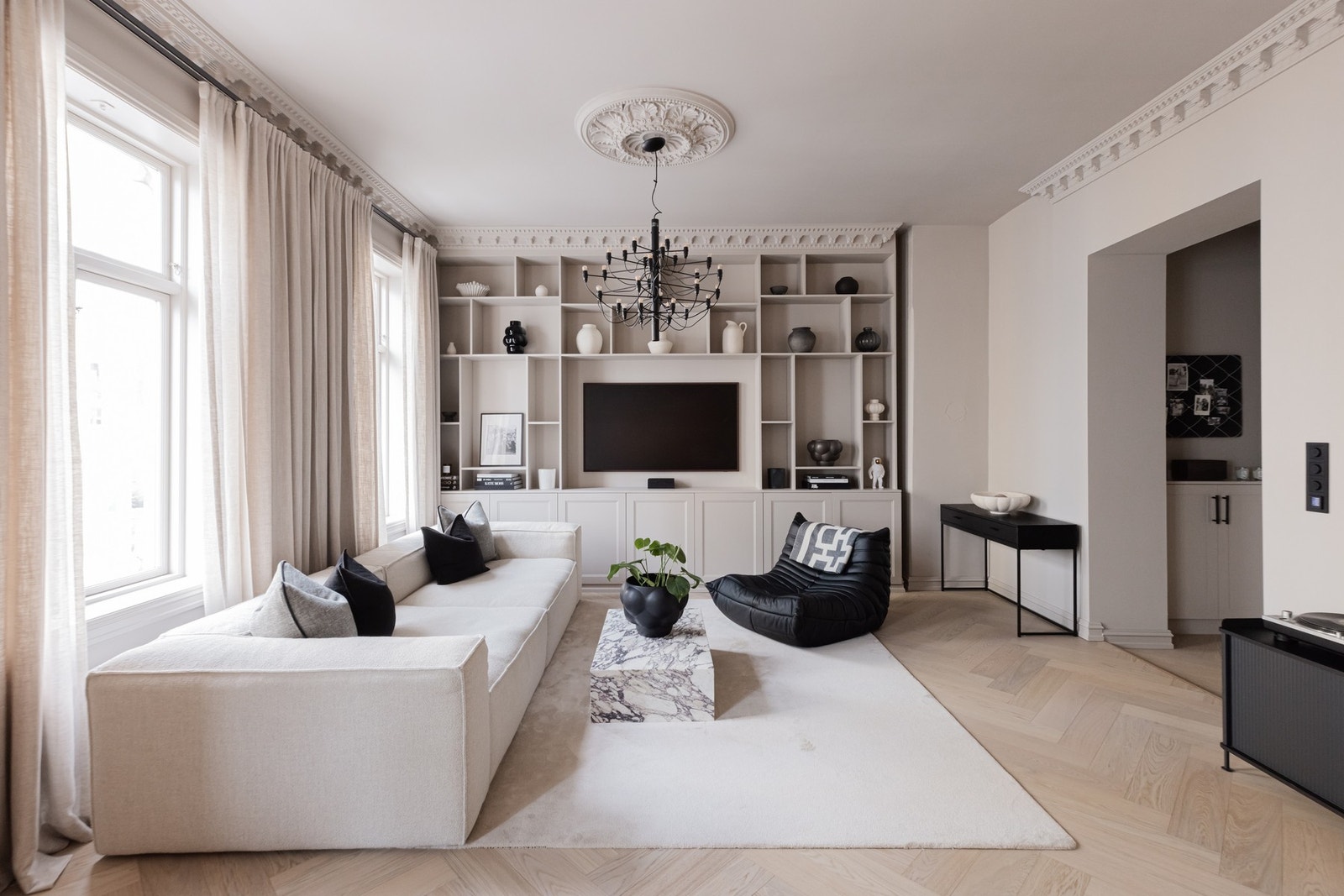 Imponerende takhøyde på ca. 3,2 meter. Nydelige detaljer som stukkatur og rosett. Det er pipeløp i stue. Galleribilde