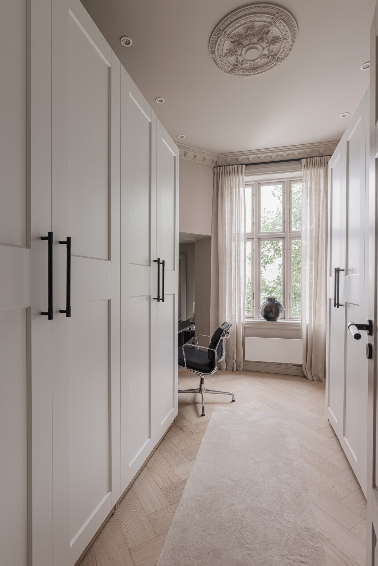 Her er ingenting overlatt til tilfeldighetene. Svært lekre dørhåndtak som matcher skaphåndtak på garderobeinnredning. Galleribilde