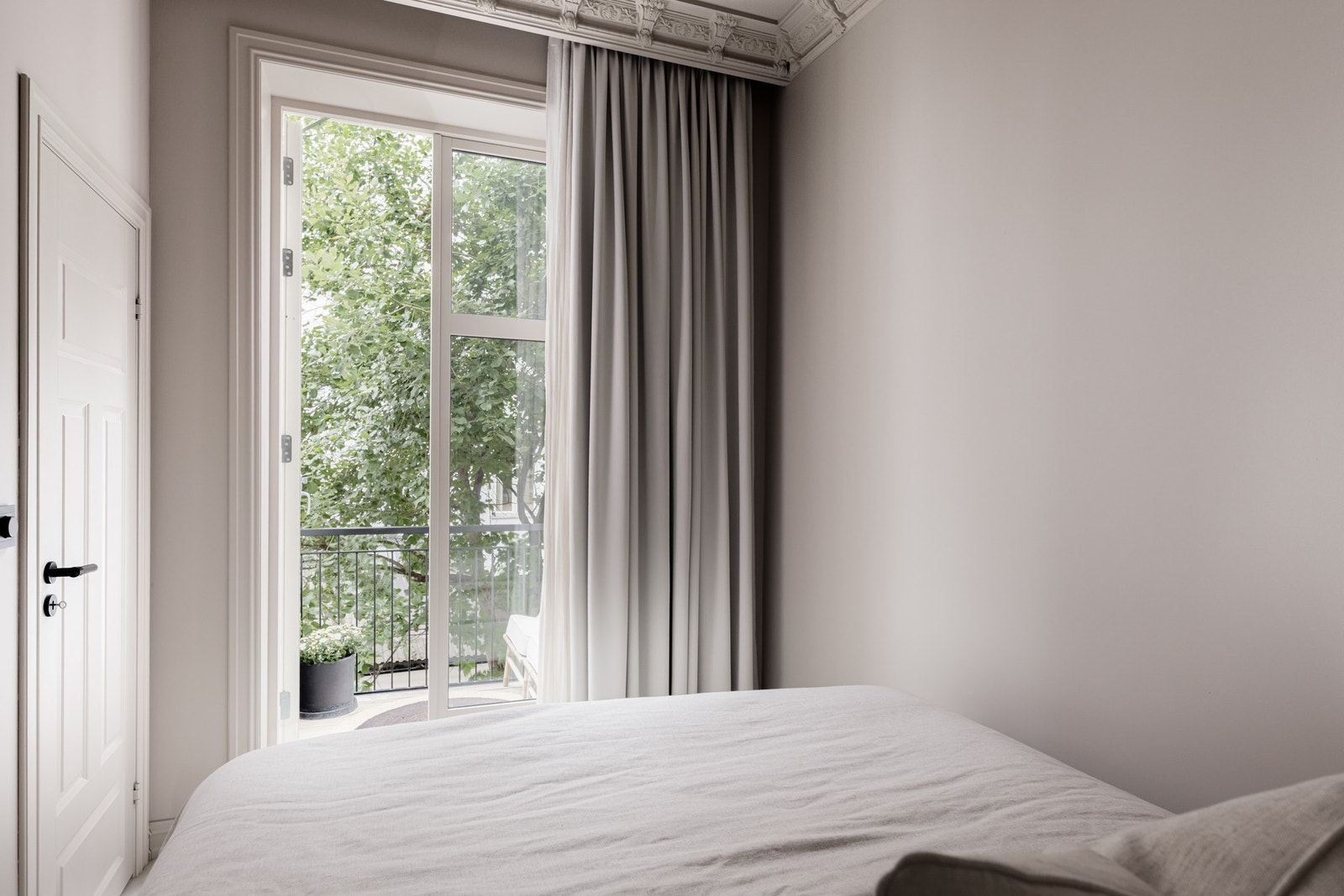 Idyllisk og grønt utsyn mot sameiets vakre bakgård. Skjult gardinoppheng bak stukkatur. Galleribilde