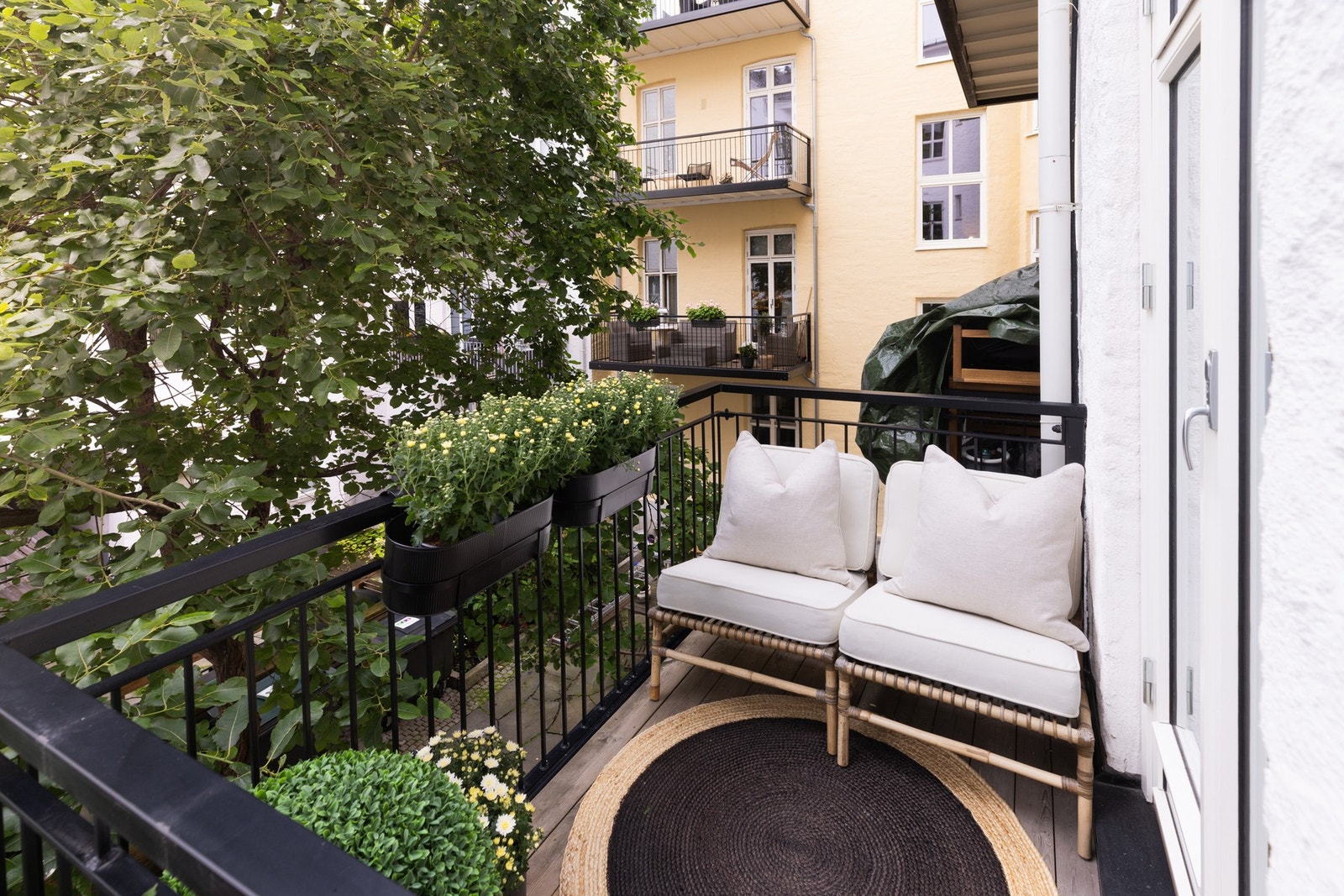 Det er plass til sittegruppe, bord og frodig beplantning. Galleribilde