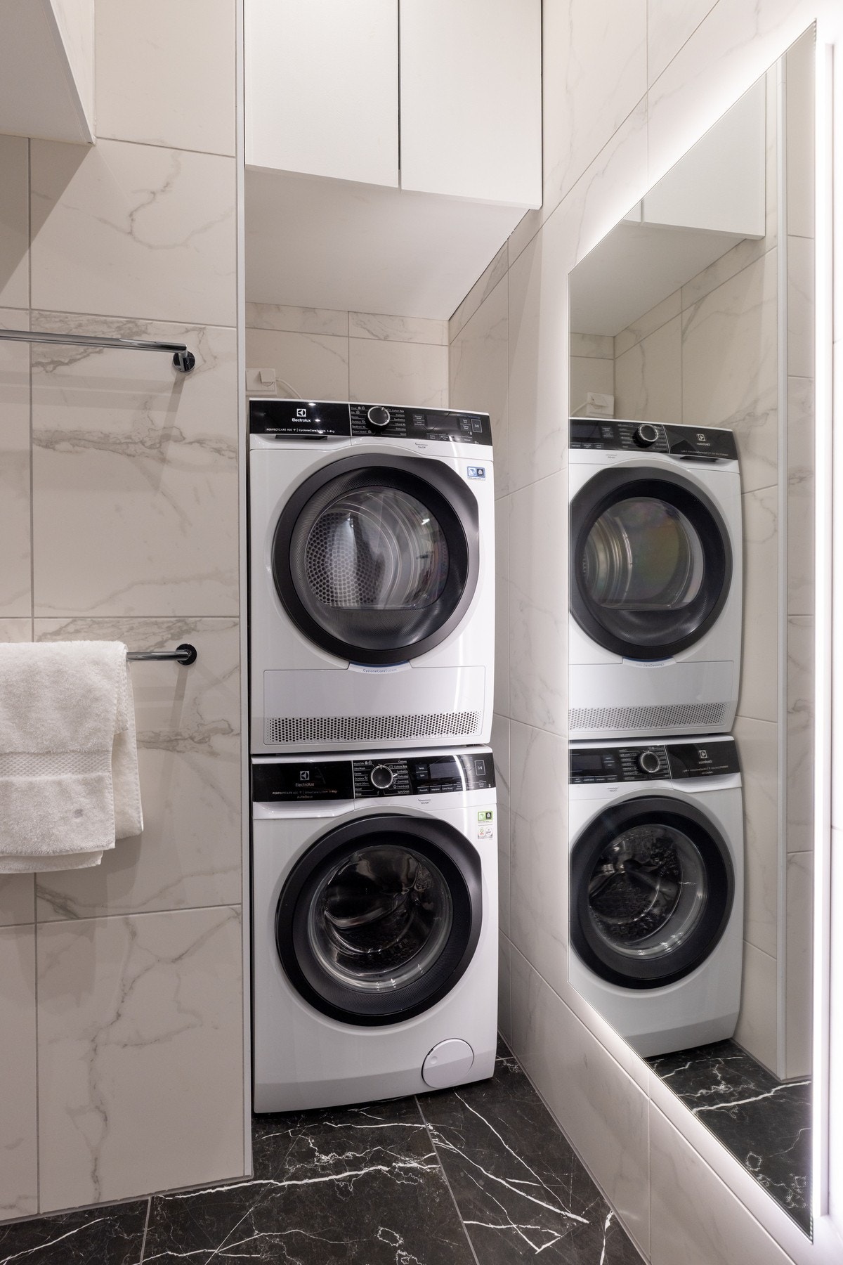 Egen vaskenisje med opplegg for både vaskemaskin og tørketrommel. Galleribilde