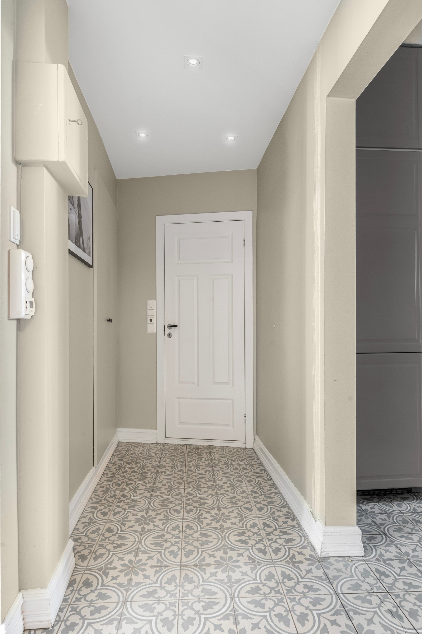 Entré med plass til yttertøy. Dør-callinganlegg. Galleribilde