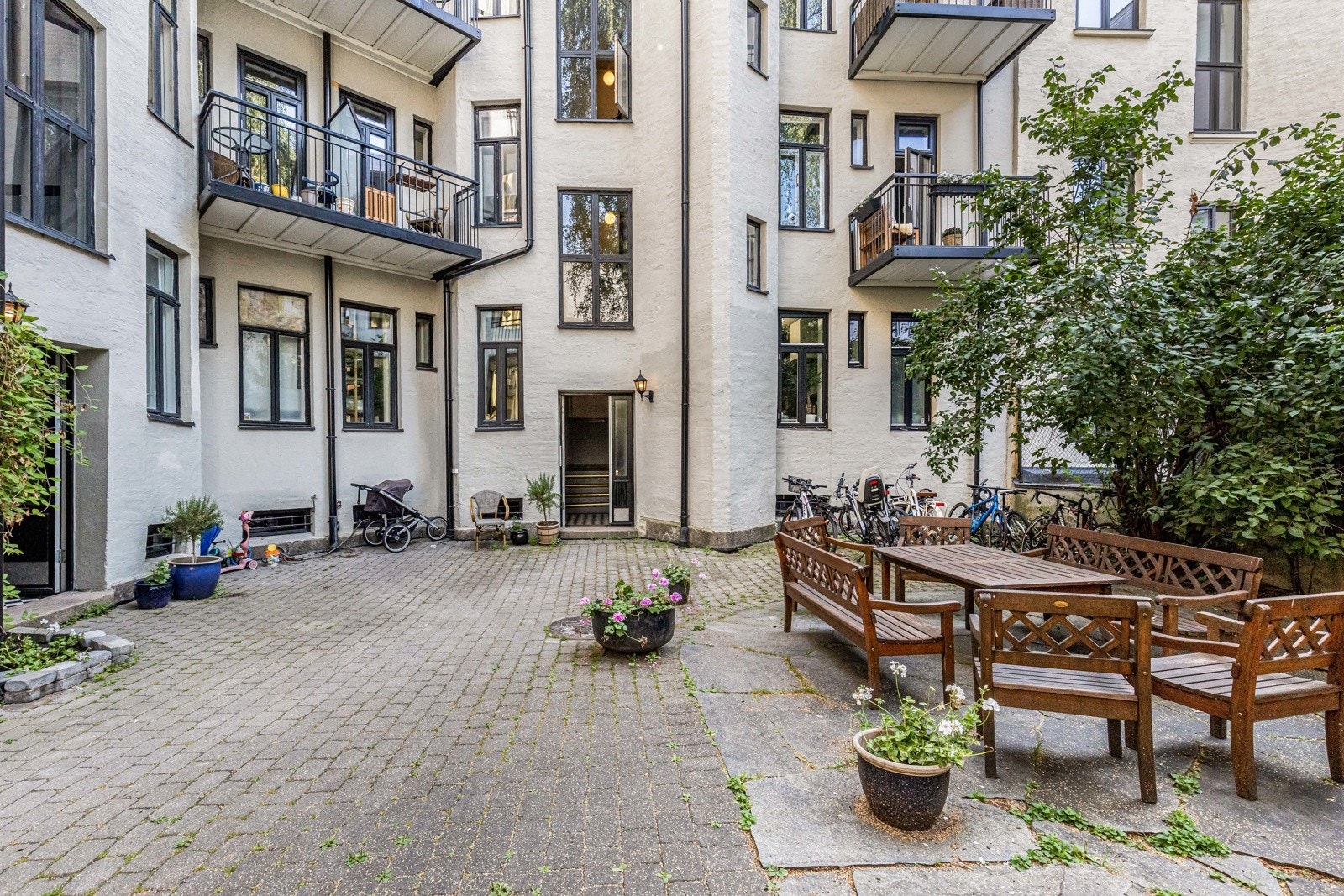 Sittegruppe i bakgården til beboerne, samt sykkelparkering. Et veldrevet borettslag på 17 andeler med lite utskiftning og trivselsgaranti! Galleribilde