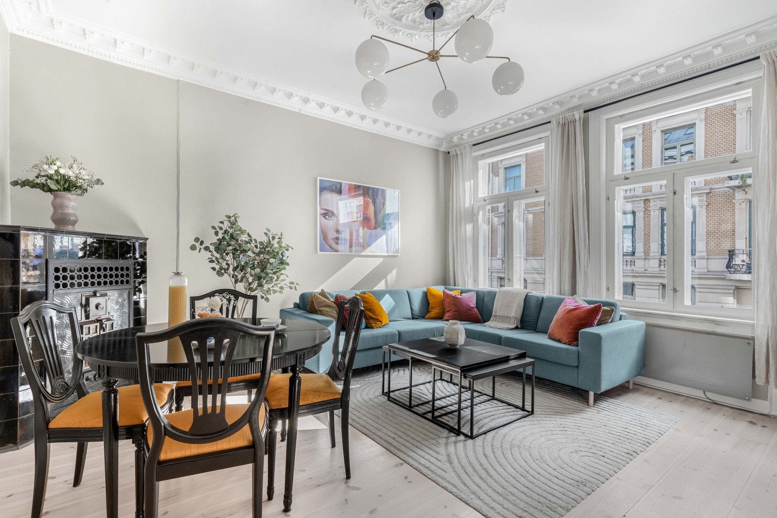 Store vindusflater som sørger for rikelig med naturlig lysinnslipp. Galleribilde