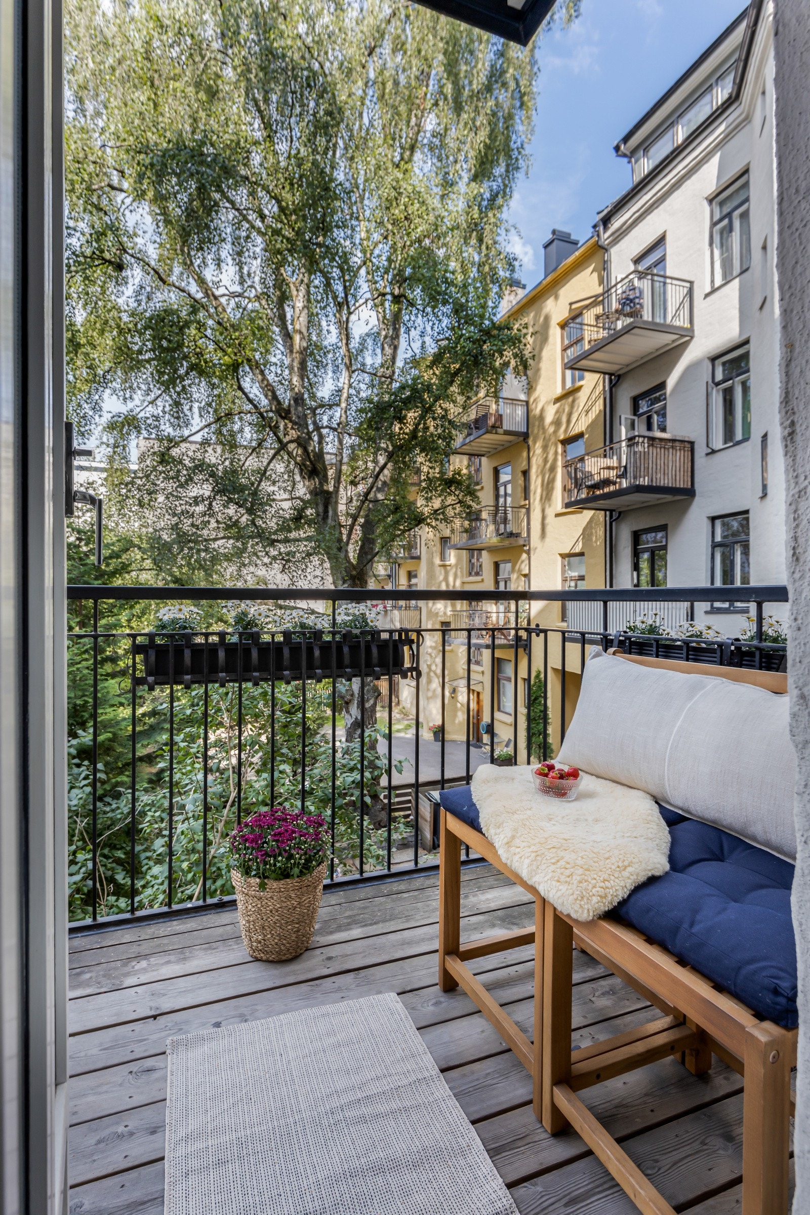 Balkongen byr på ettermiddagssol. Galleribilde