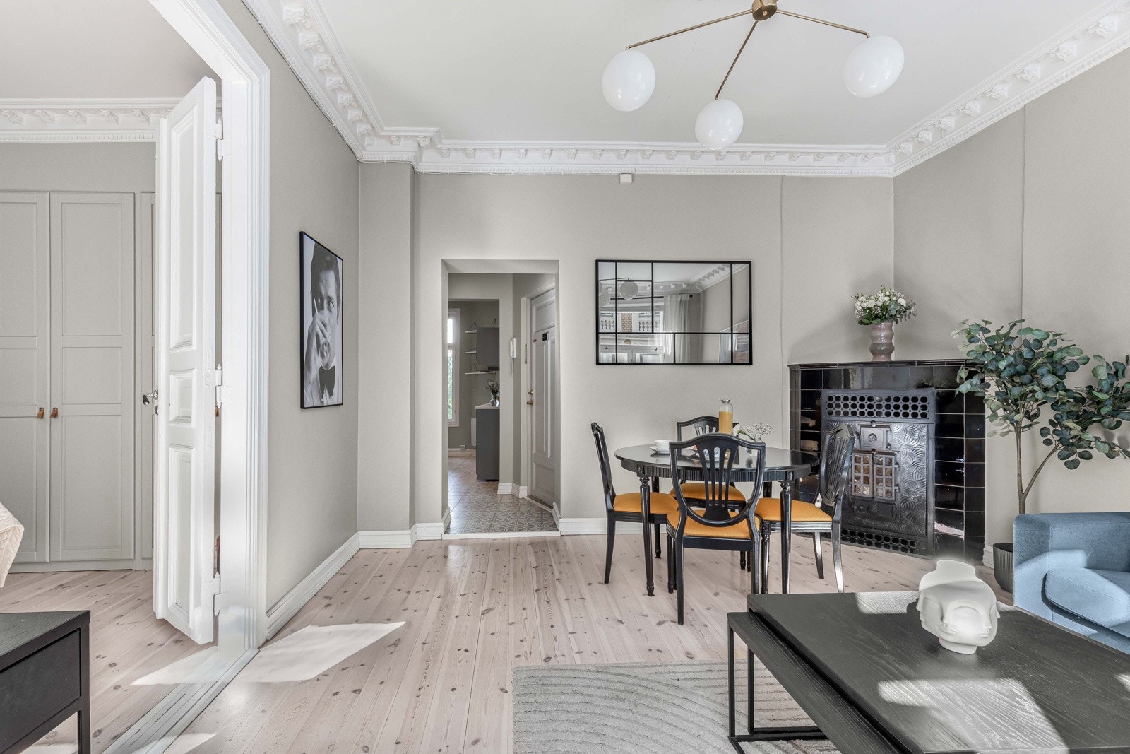 Rommet har en vakker rosett og stukkatur, i tillegg til generøs takhøyde på 2.87m. Galleribilde