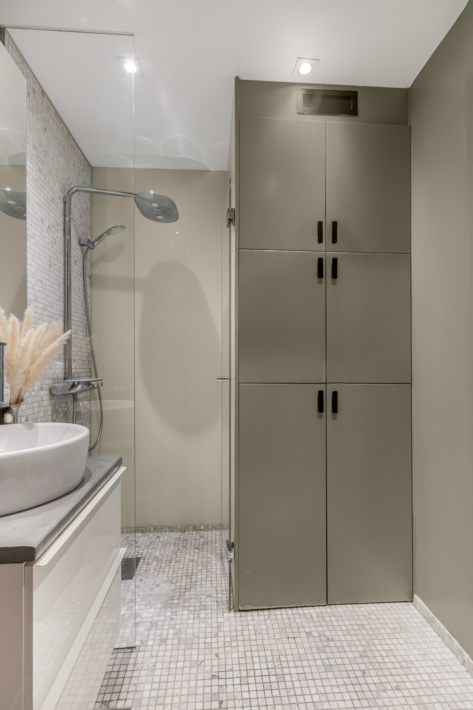 Praktisk skap til oppbevaring av håndklær og diverse. Badet er fra 2002, og overflateoppusset i 2017 med nye fliser og innredning. Galleribilde