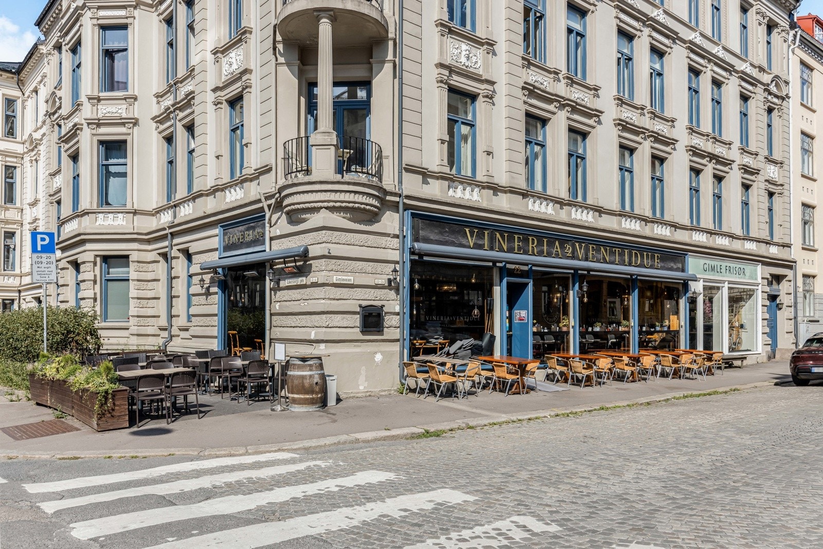 Et steinkast unna leiligheten ligger populære Vineria ventidue. I umiddelbar nærhet finner du også blant annet postkontor, Vinmonopol og Kaffebrenneriet Galleribilde
